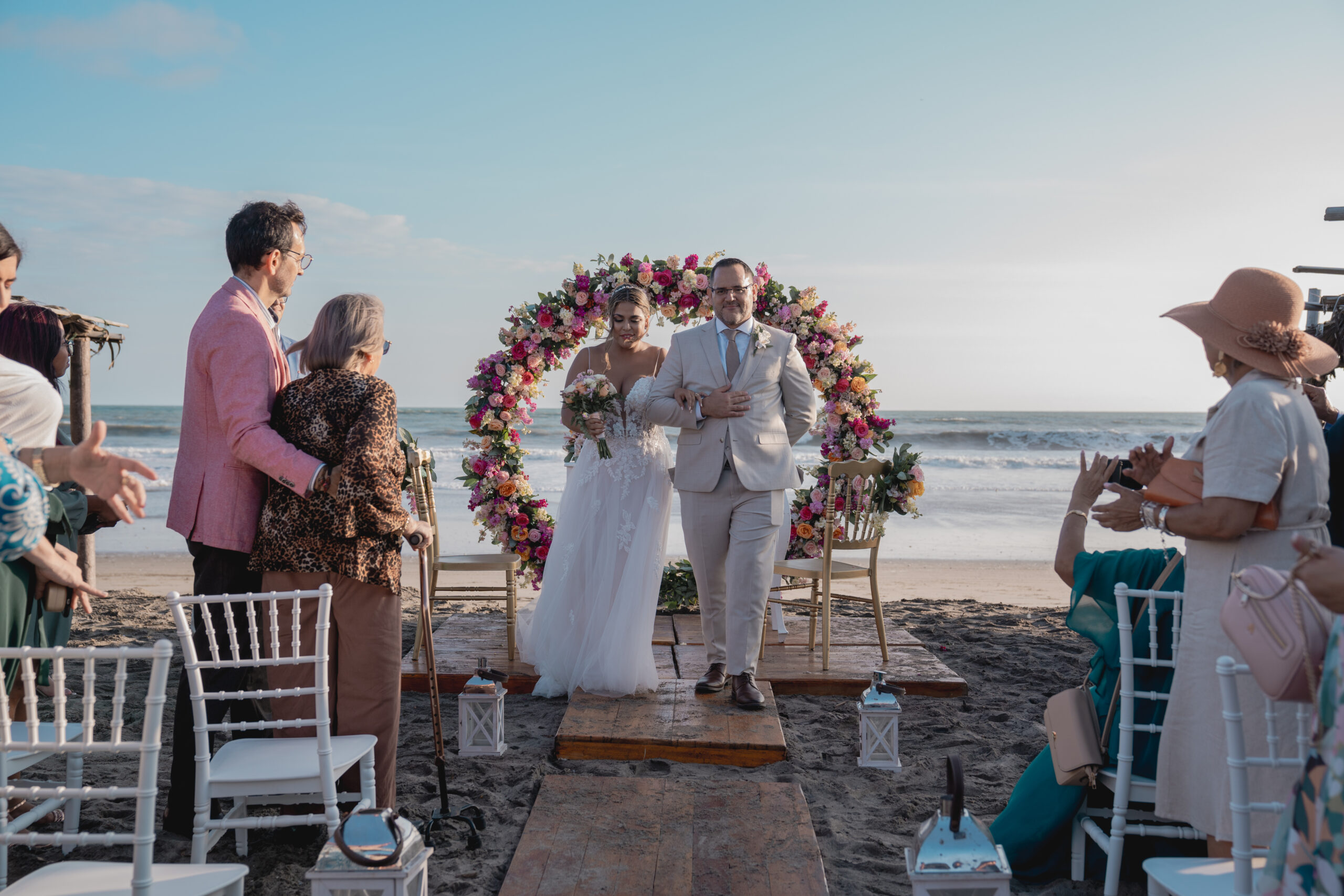 Novios caminando en el altar de la playa