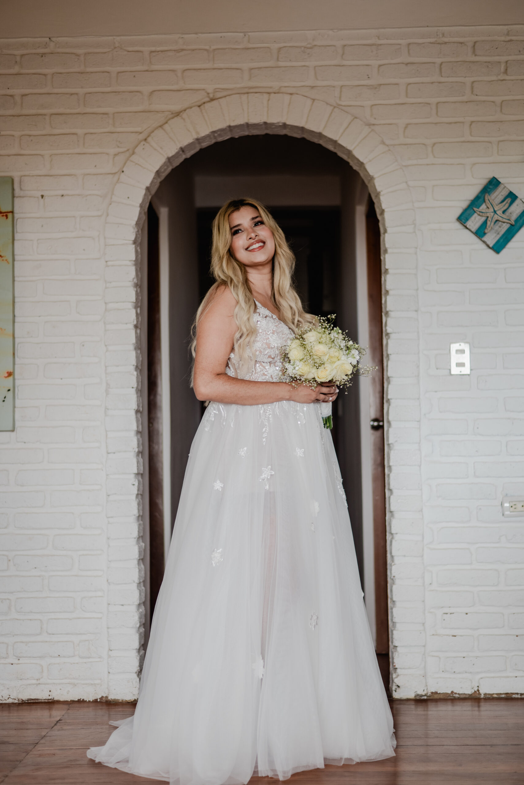 Detalle emotivo de manos de novios