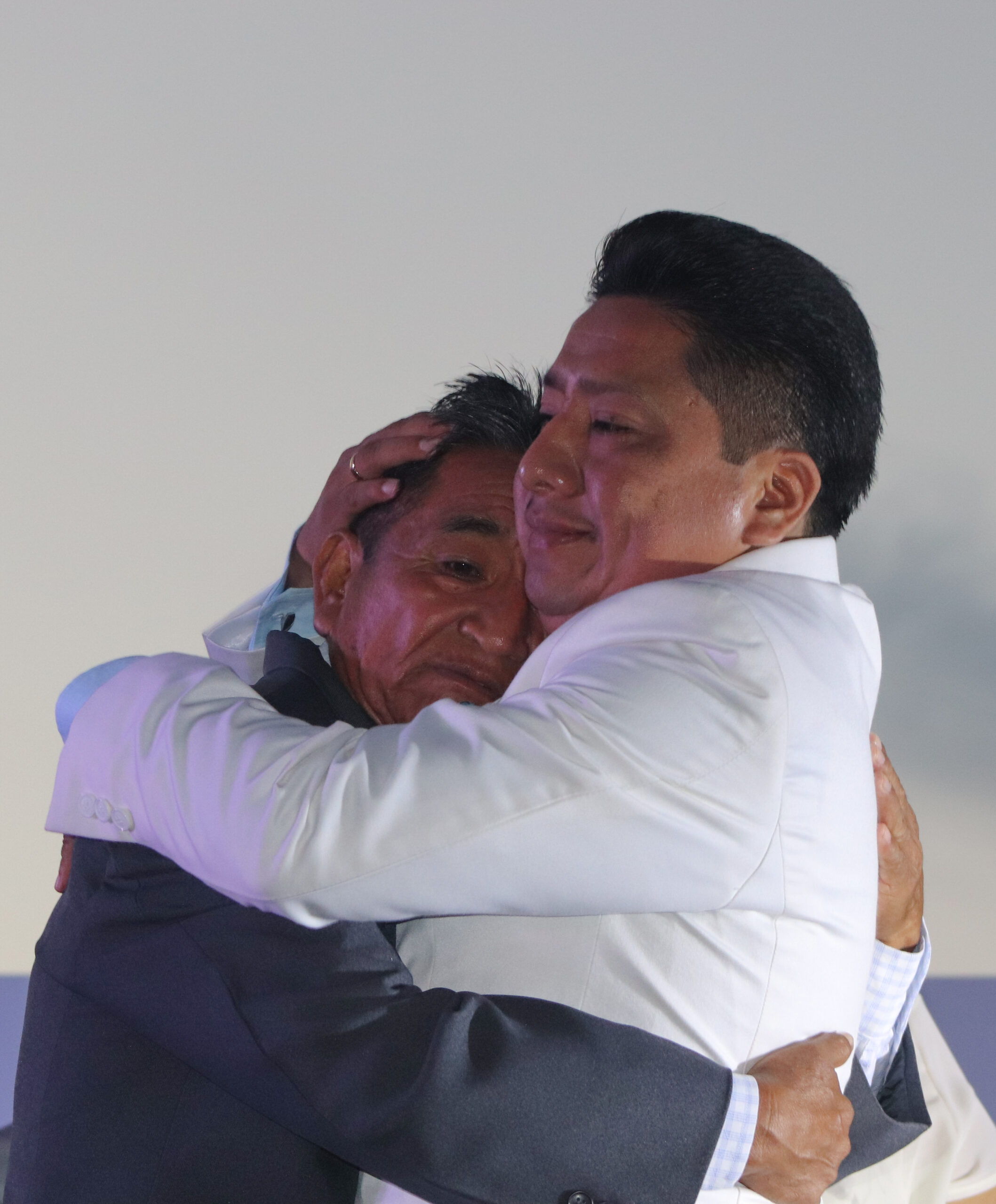 Abrazo emotivo entre el exalcalde de Playas y su hijo, el alcalde actual