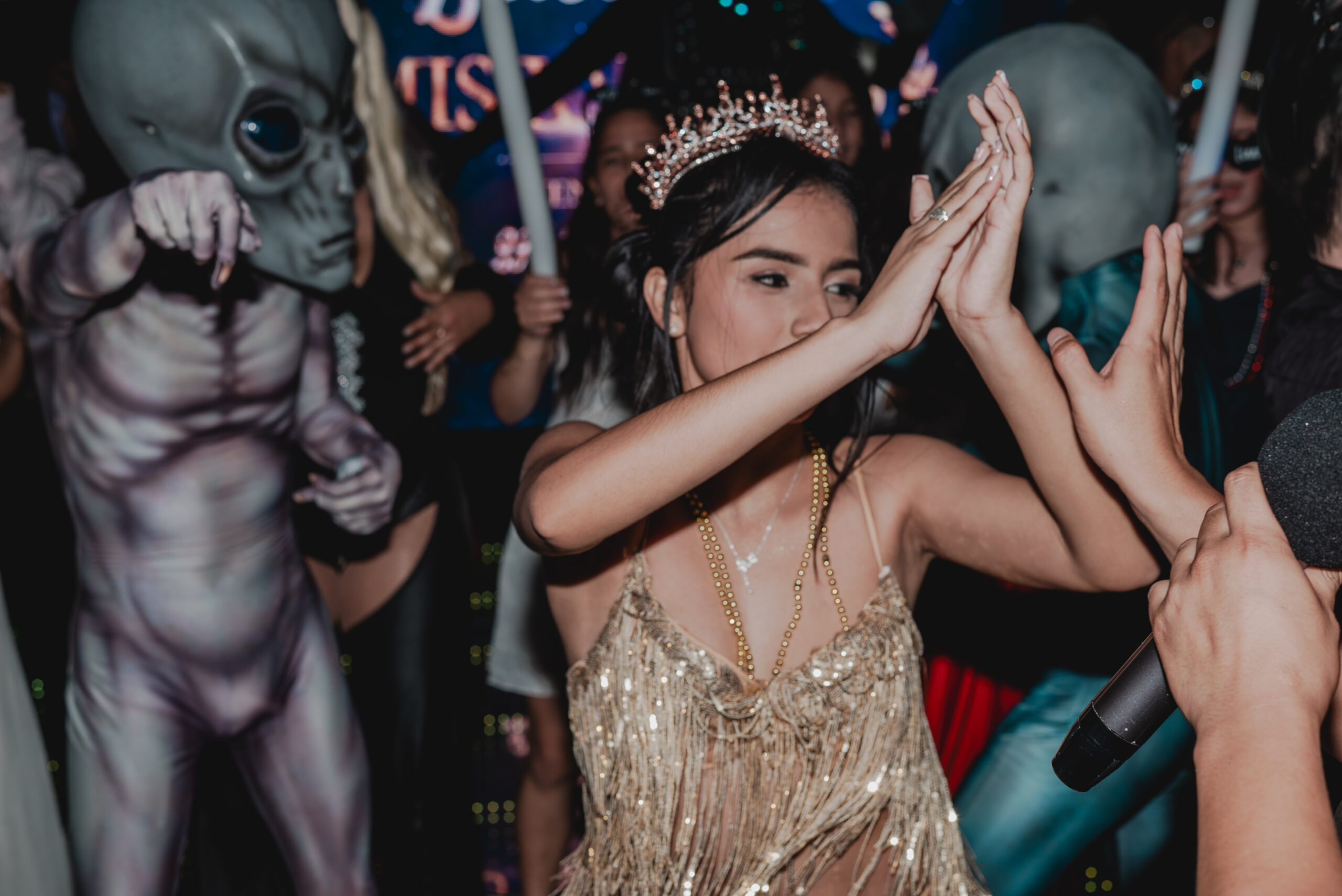 Miniatura de Reel: Disfrutando y bailando en la fiesta