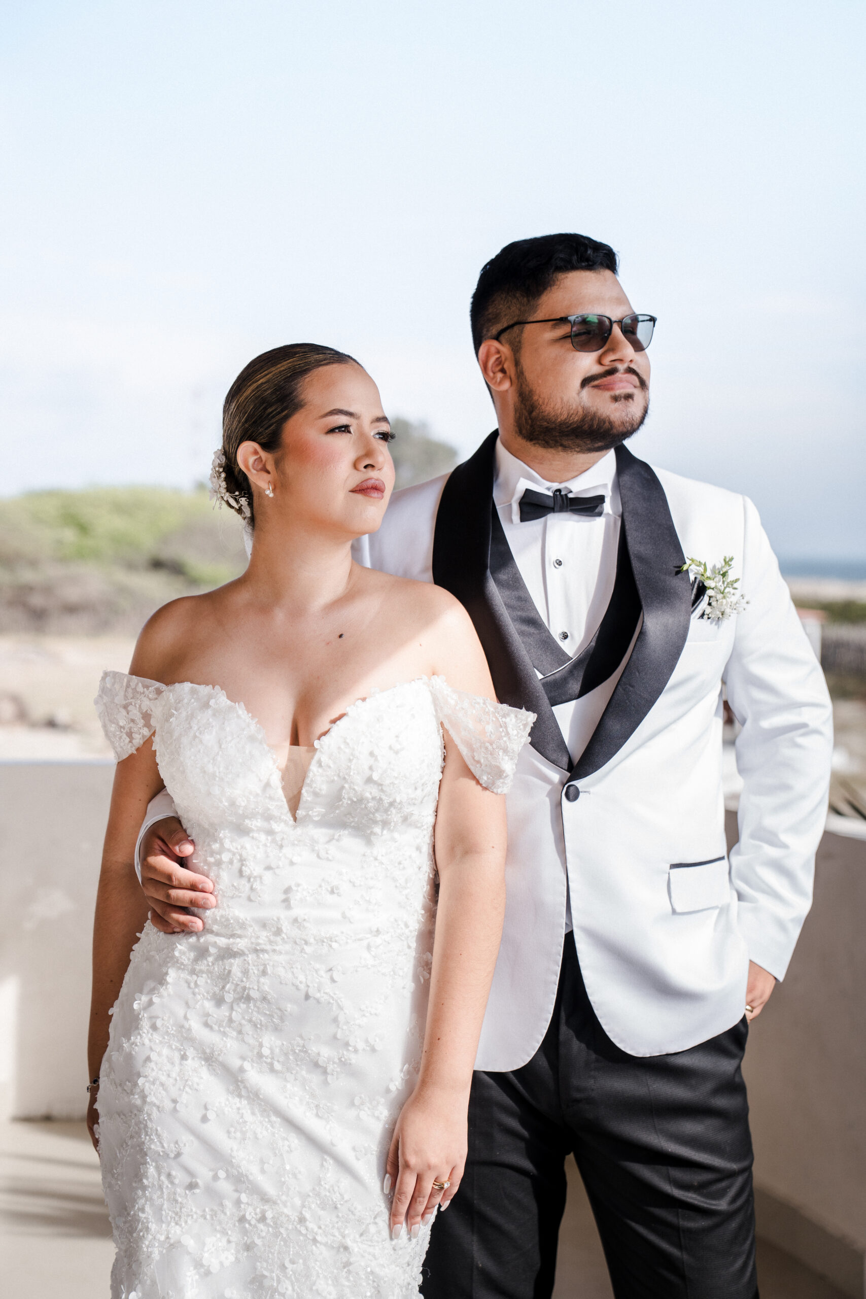 Miniatura de la novia mostrando el anillo