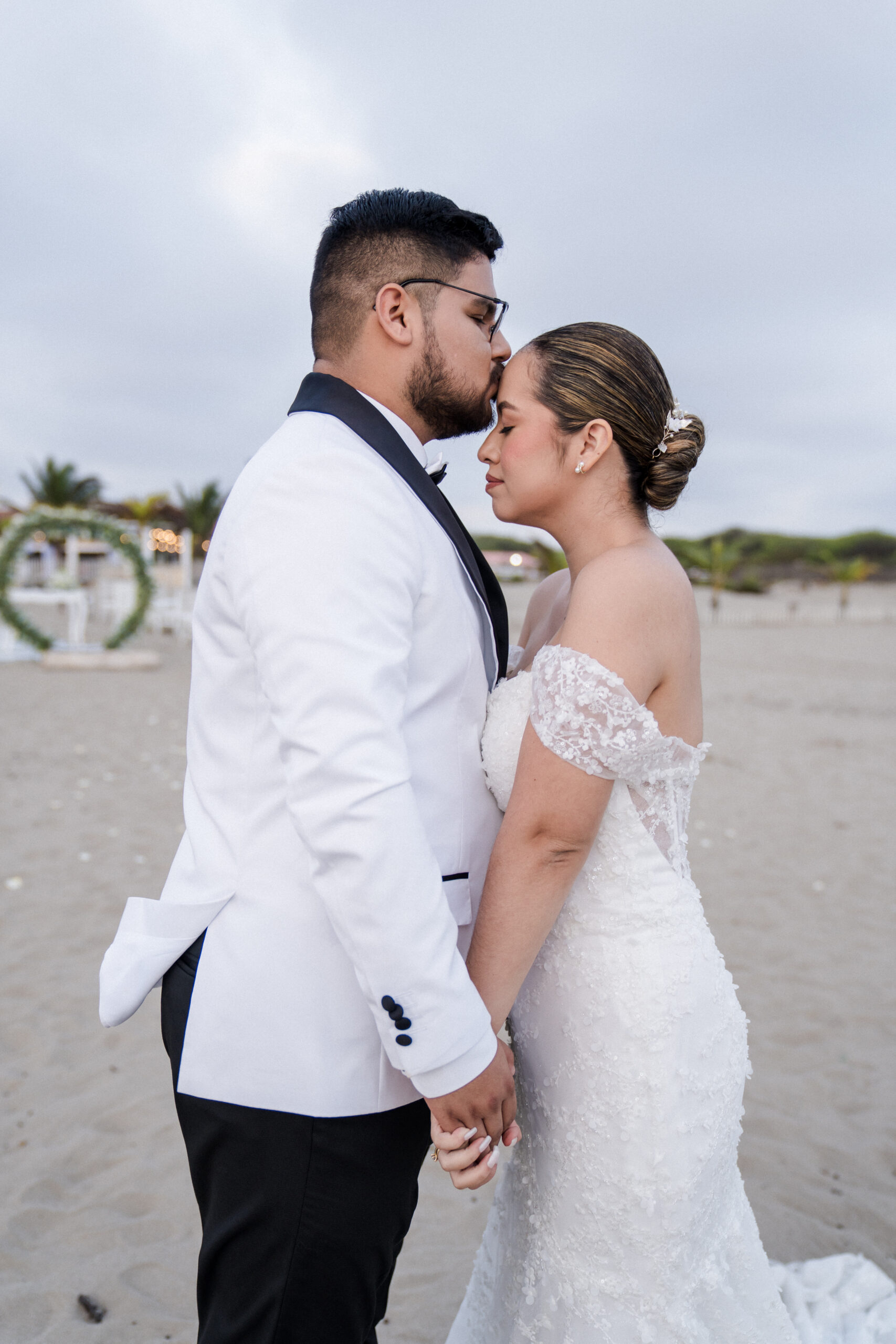 Miniatura de los novios en la playa