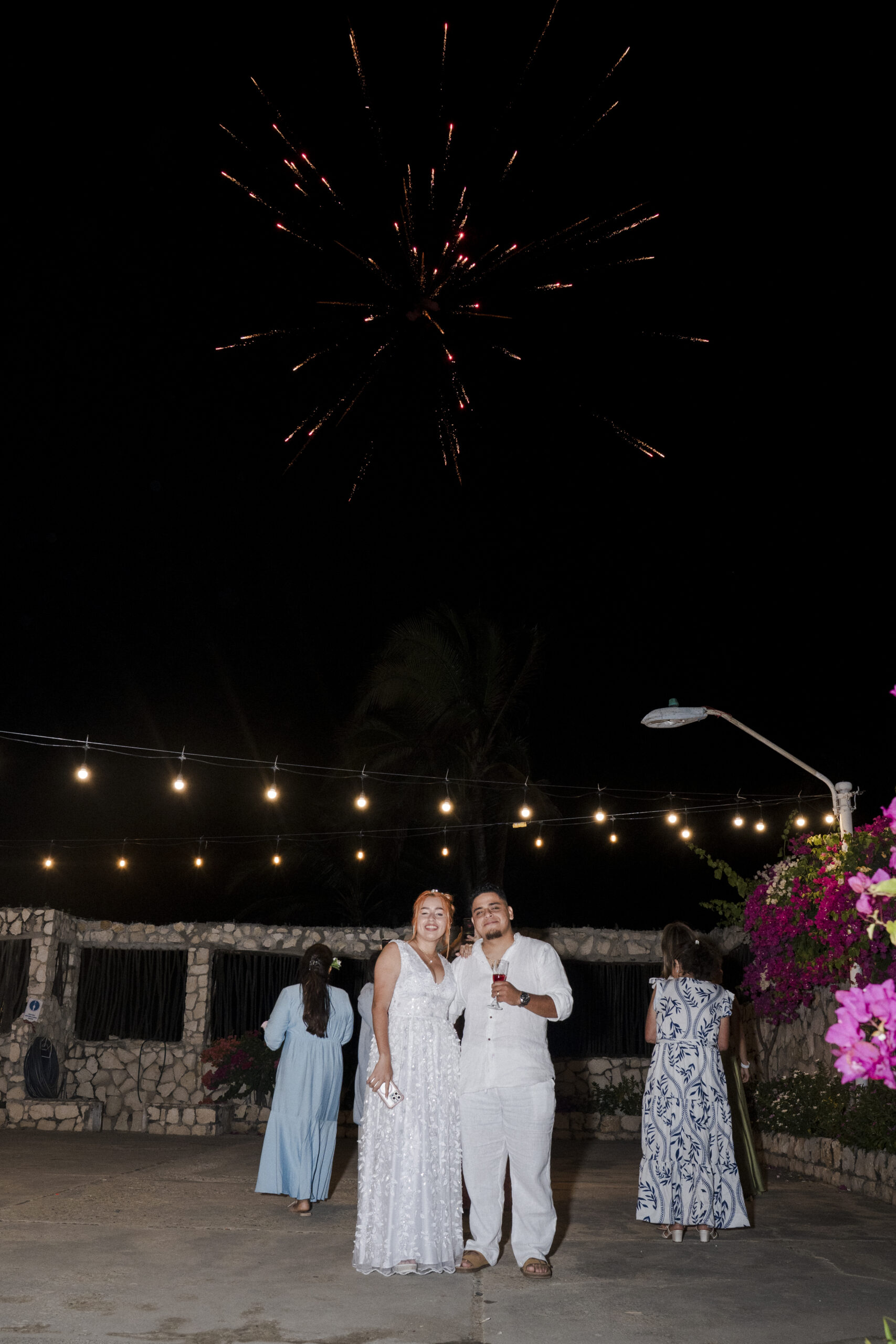 Postal de novios brindando