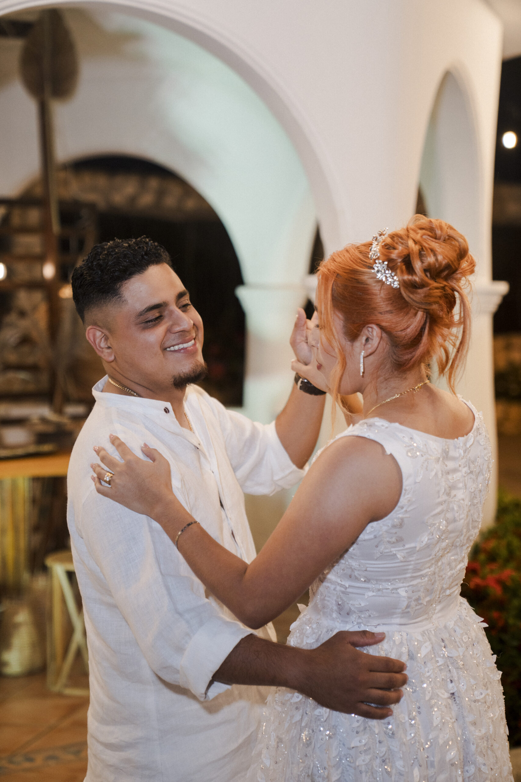 Postal de novios mirando al mar