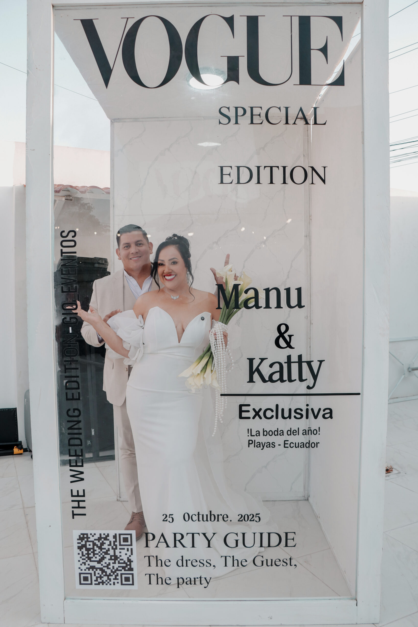 Novios caminando en la arena