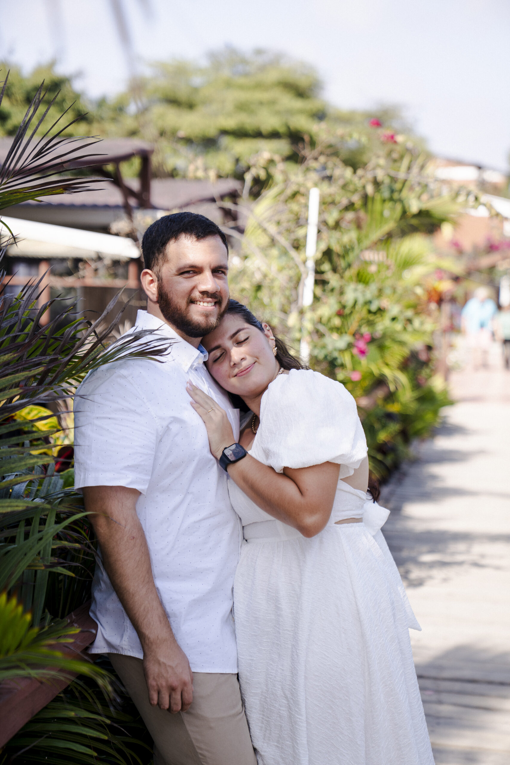 Pareja en la playa al atardecer
