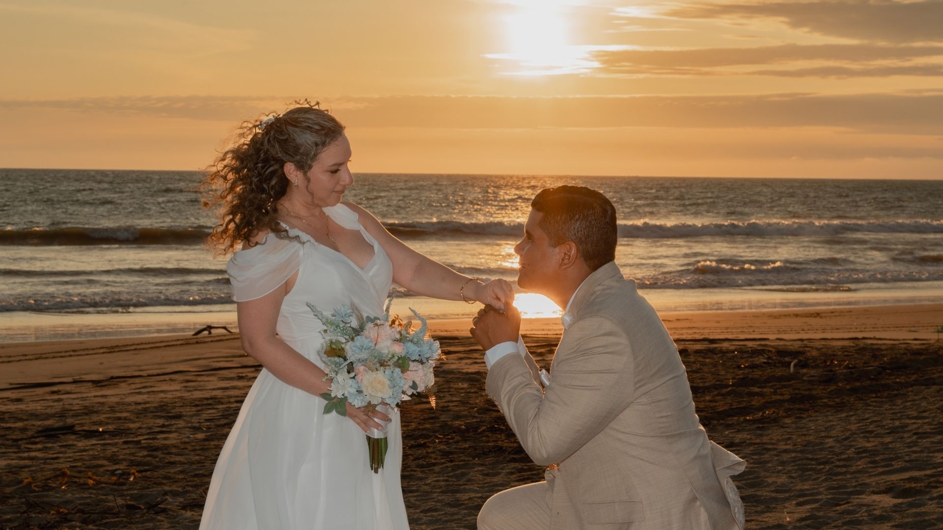 Fotografía de boda de José y Gabriela en Playas Villamil, celebración frente al mar en Ecuador.