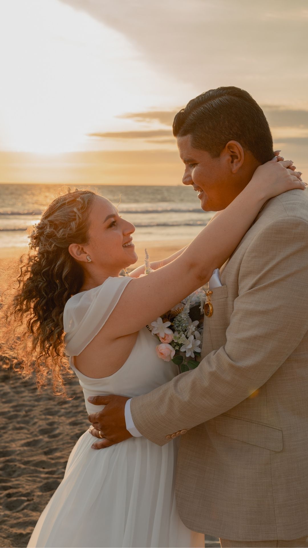 Boda frente al mar en General Villamil Playas, cobertura fotográfica profesional de eventos sociales.