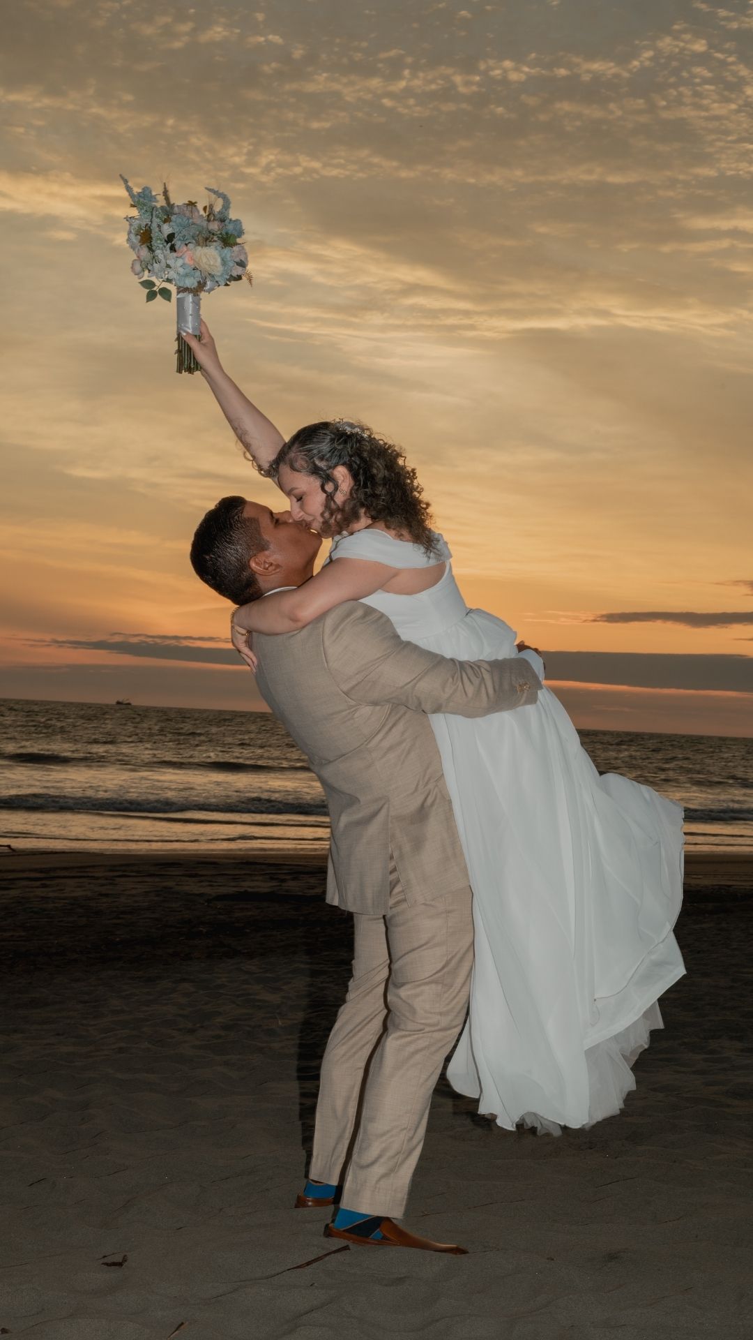 Un amor que se eleva al atardecer