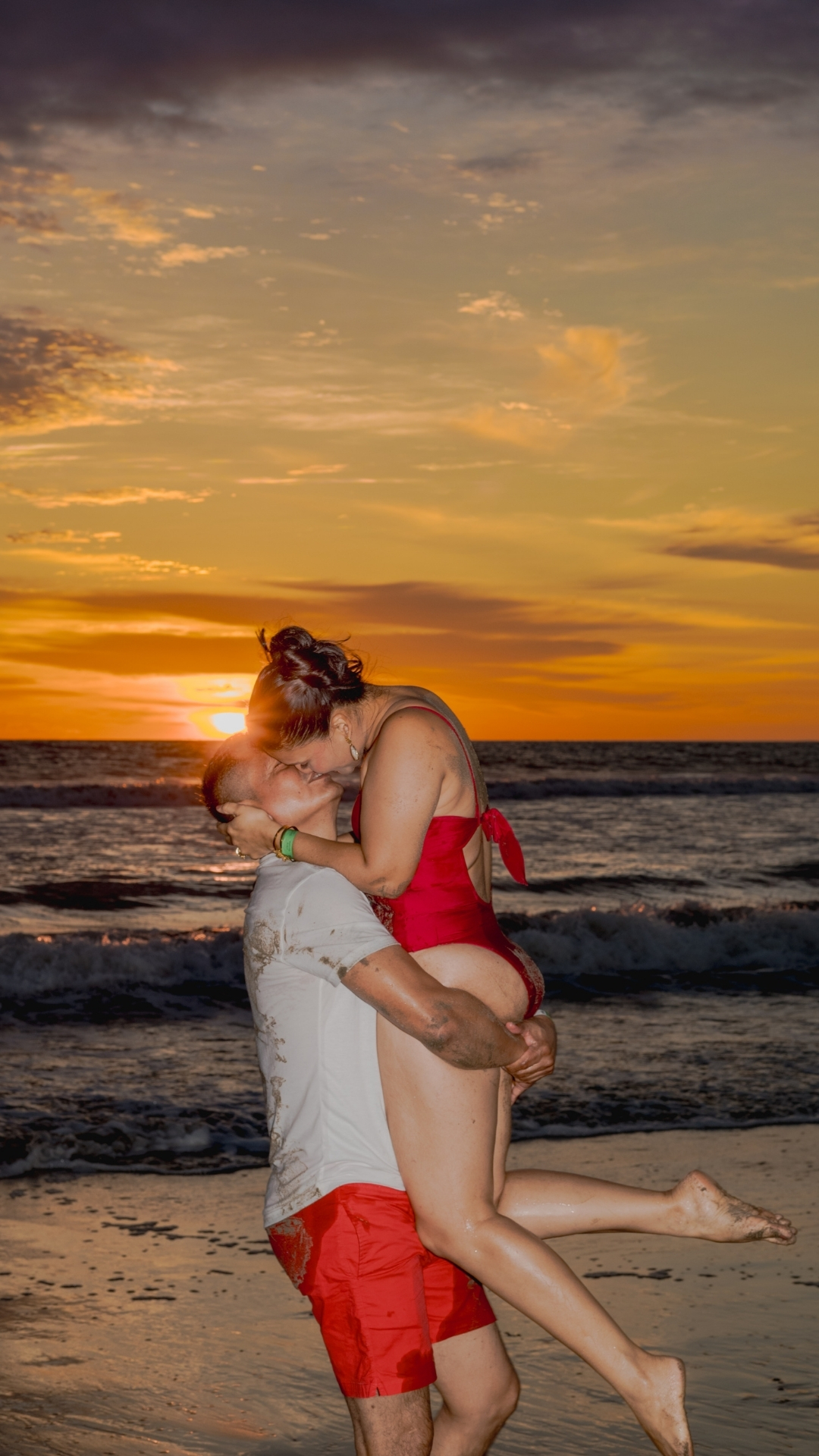 Pareja celebrando aniversario durante la Golden Hour en la costa de Ecuador.