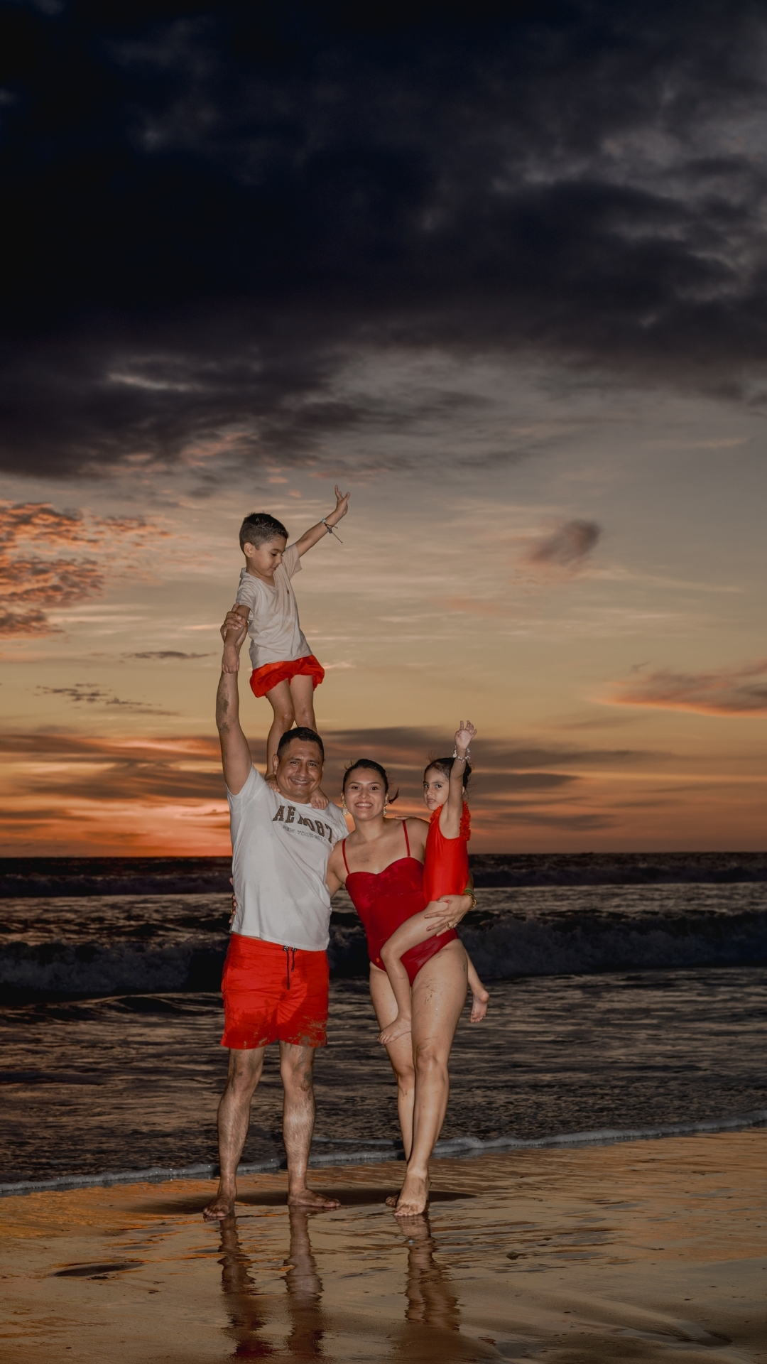 Foto familia diversión sesión Ola Digital Playas.