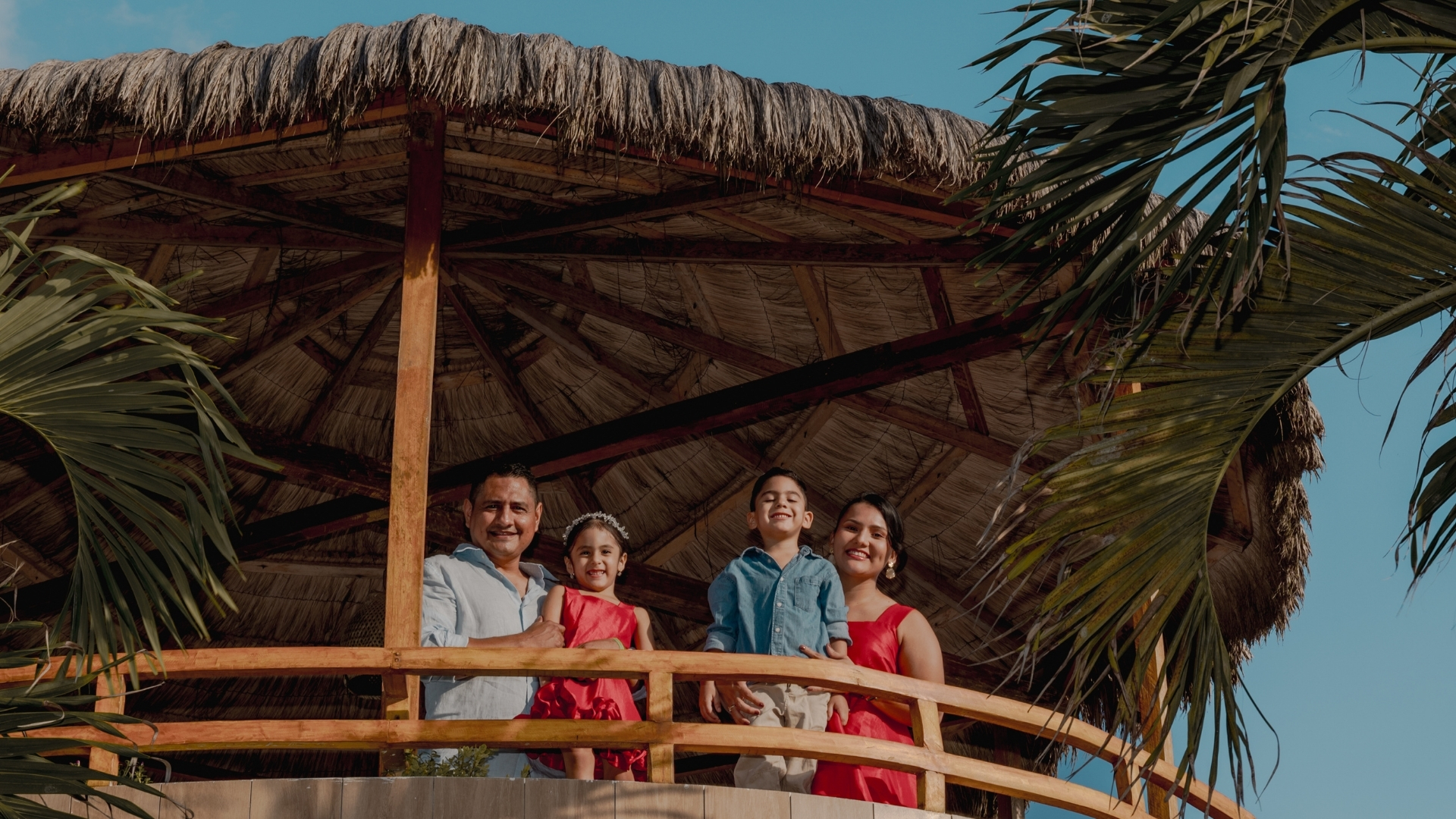 Fotografía familiar de aniversario en las terrazas del Hotel Presidente, Playas.