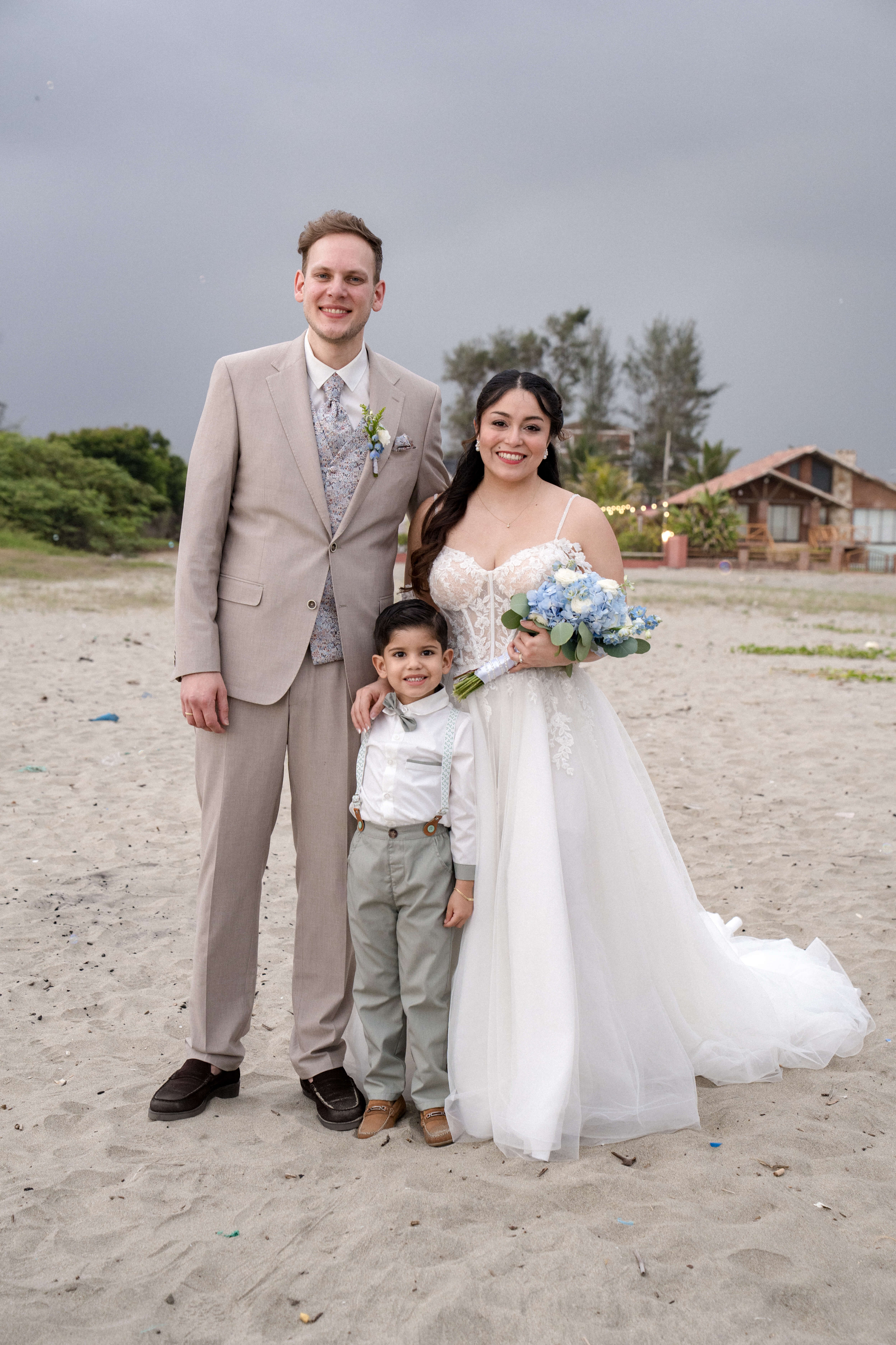 Cristhoph y Suanny junto a su hijo...