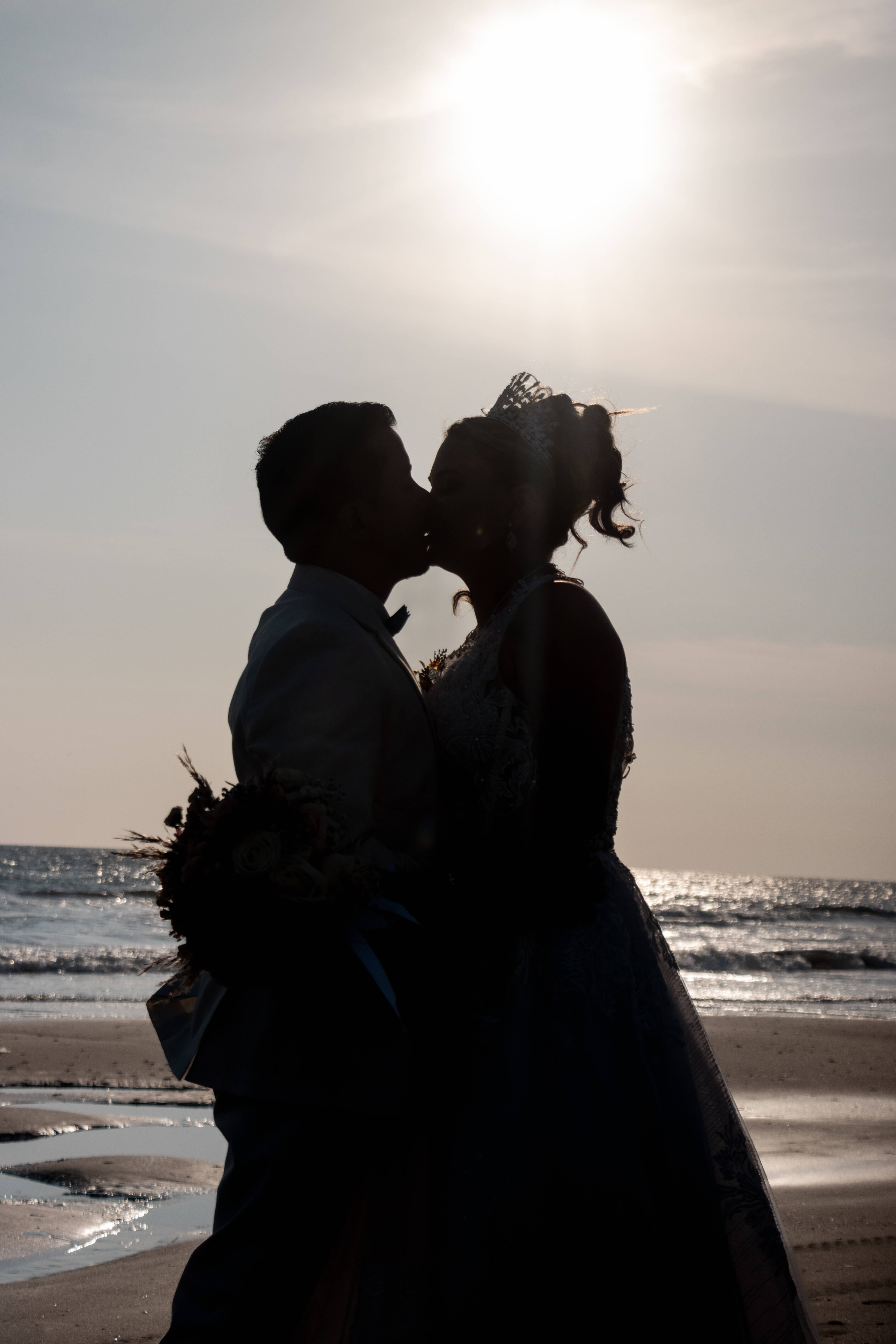 Sesión fotográfica de novios frente al mar. Cobertura audiovisual de bodas íntimas en Playas Villamil por Ola Digital.