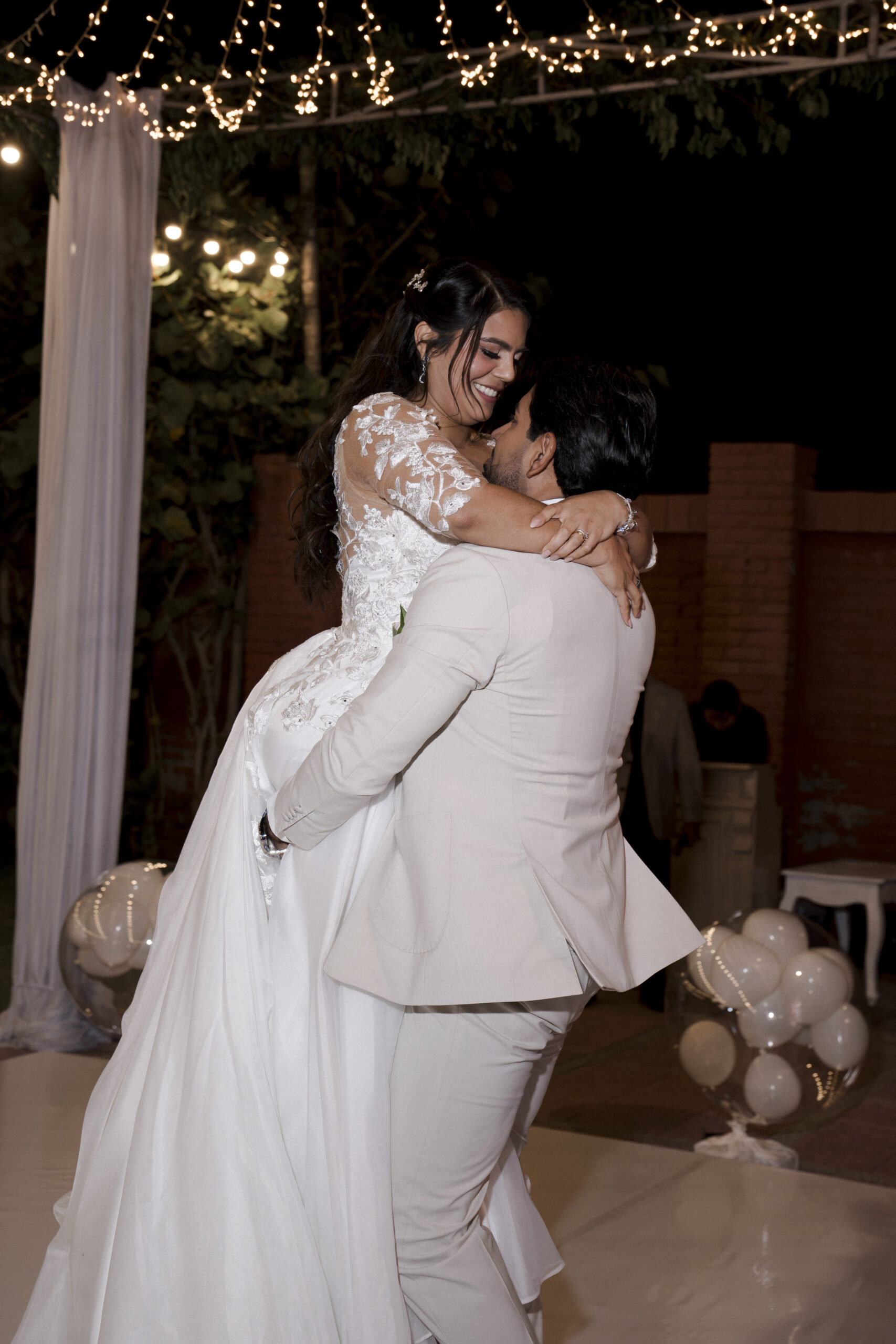 Narrativa visual de momentos espontáneos en bodas frente al mar de Playas Villamil en Ecuador.