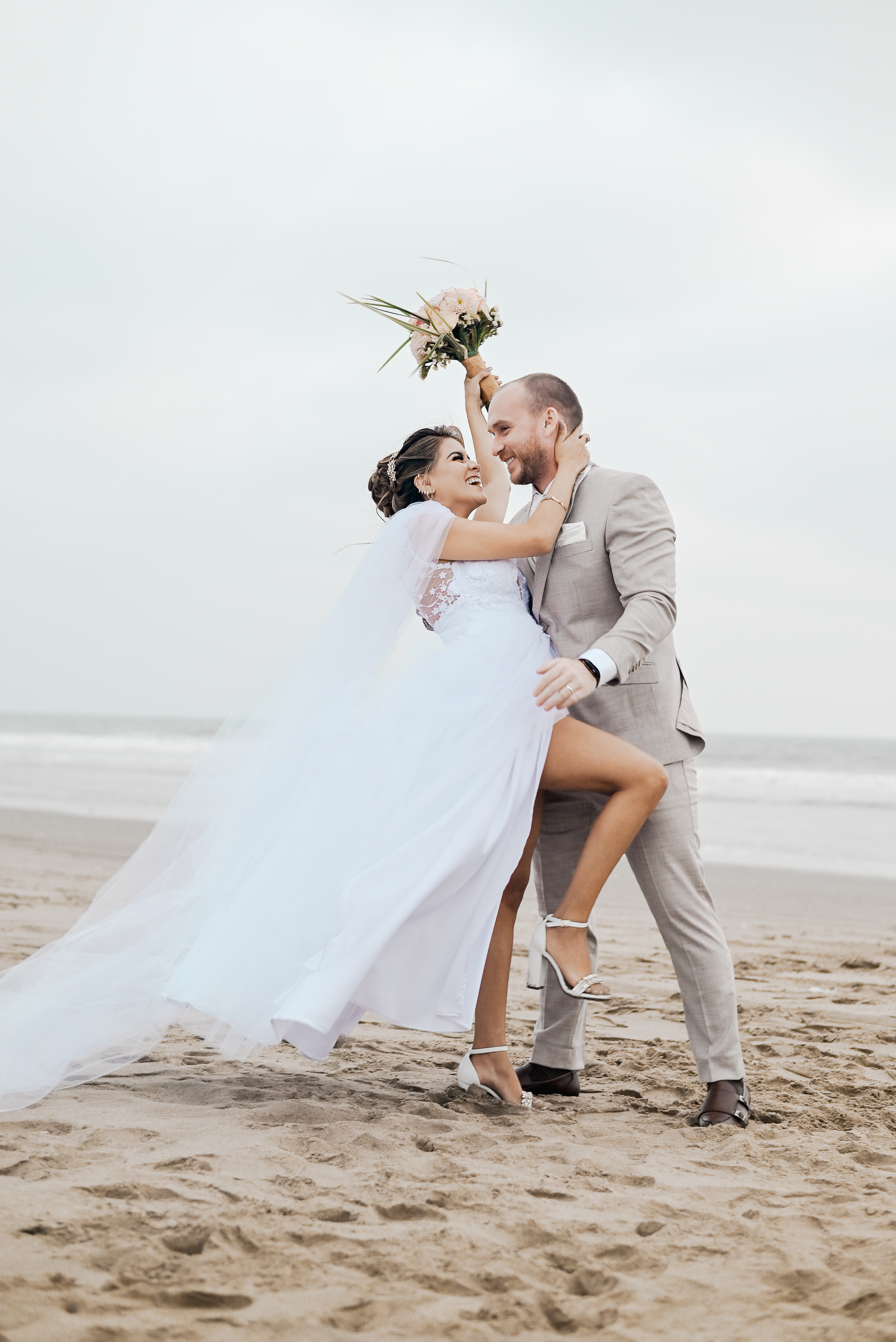 Boda de Stuart y Liliana, cobertura fotográfica profesional de eventos sociales en Playas Ecuador.