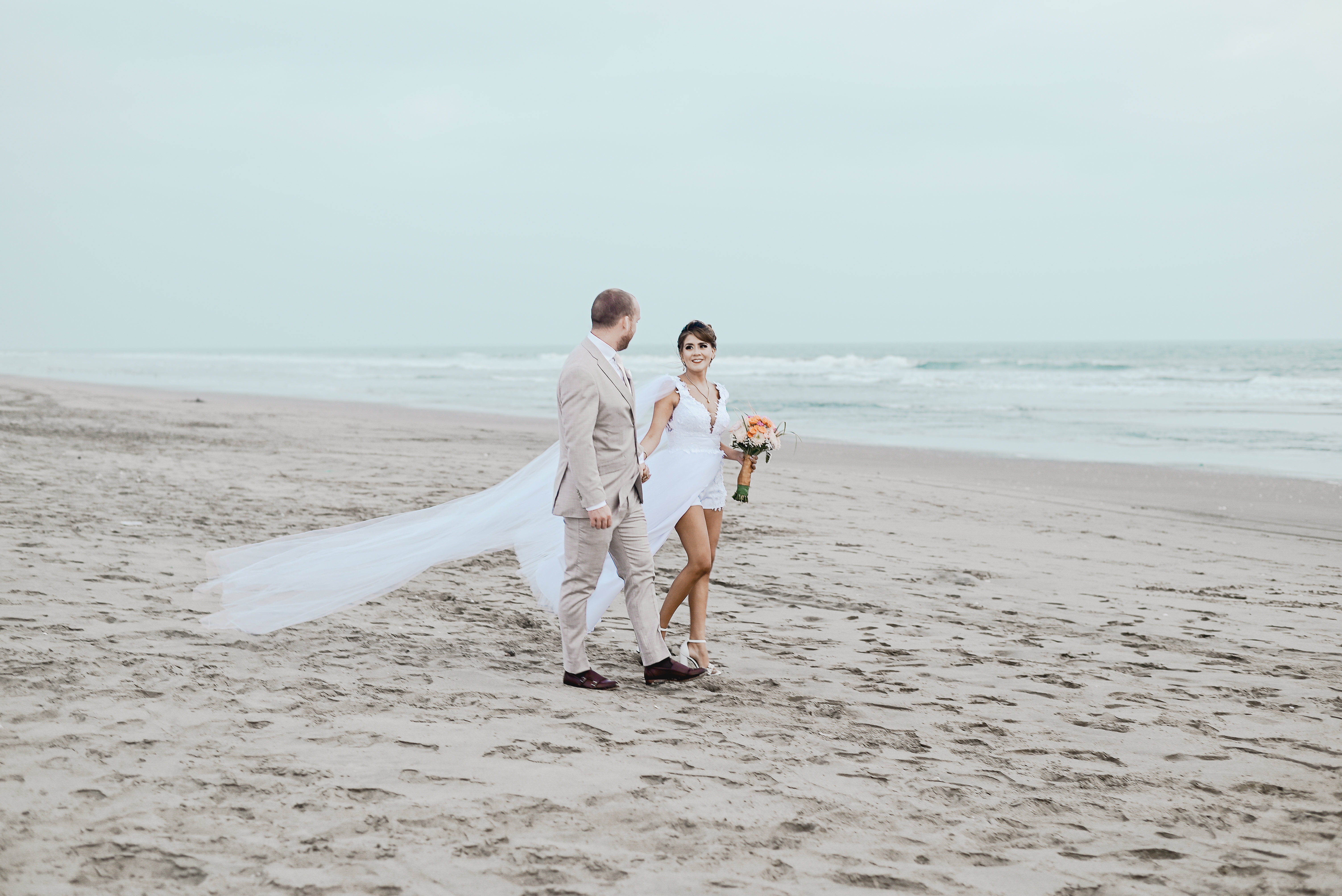 Fotografía de boda de Stuart y Liliana en General Villamil Playas, cobertura fotográfica profesional de bodas en Ecuador.