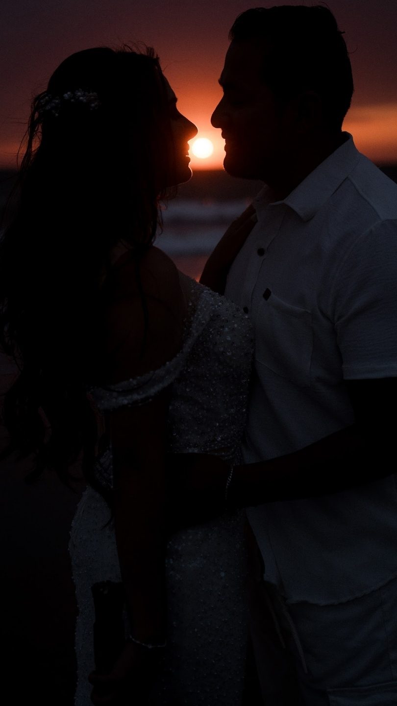 Siluetas de los novios al atardecer