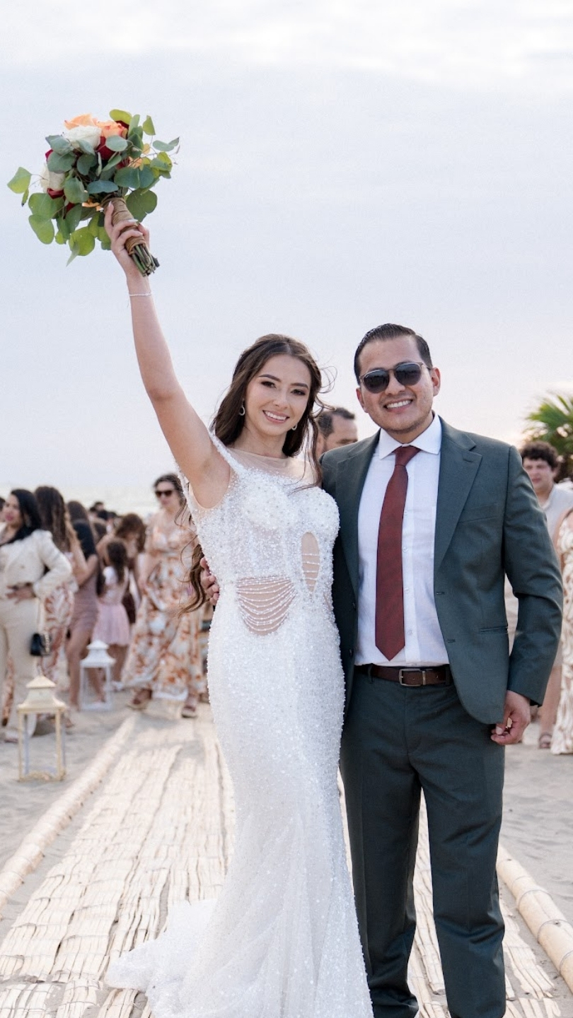 Los novios posando felices