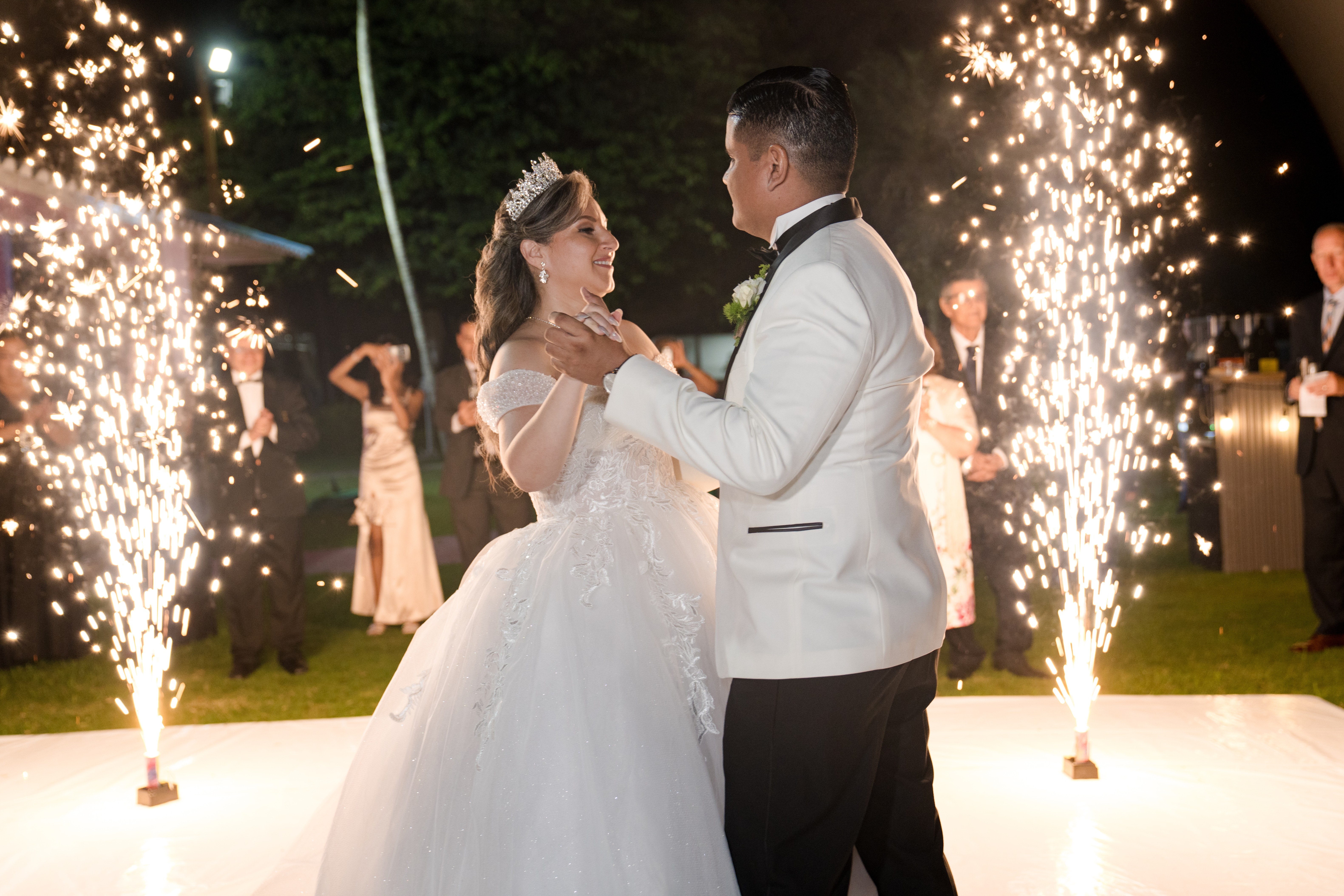 Gabriela y José durante su boda en Milagro