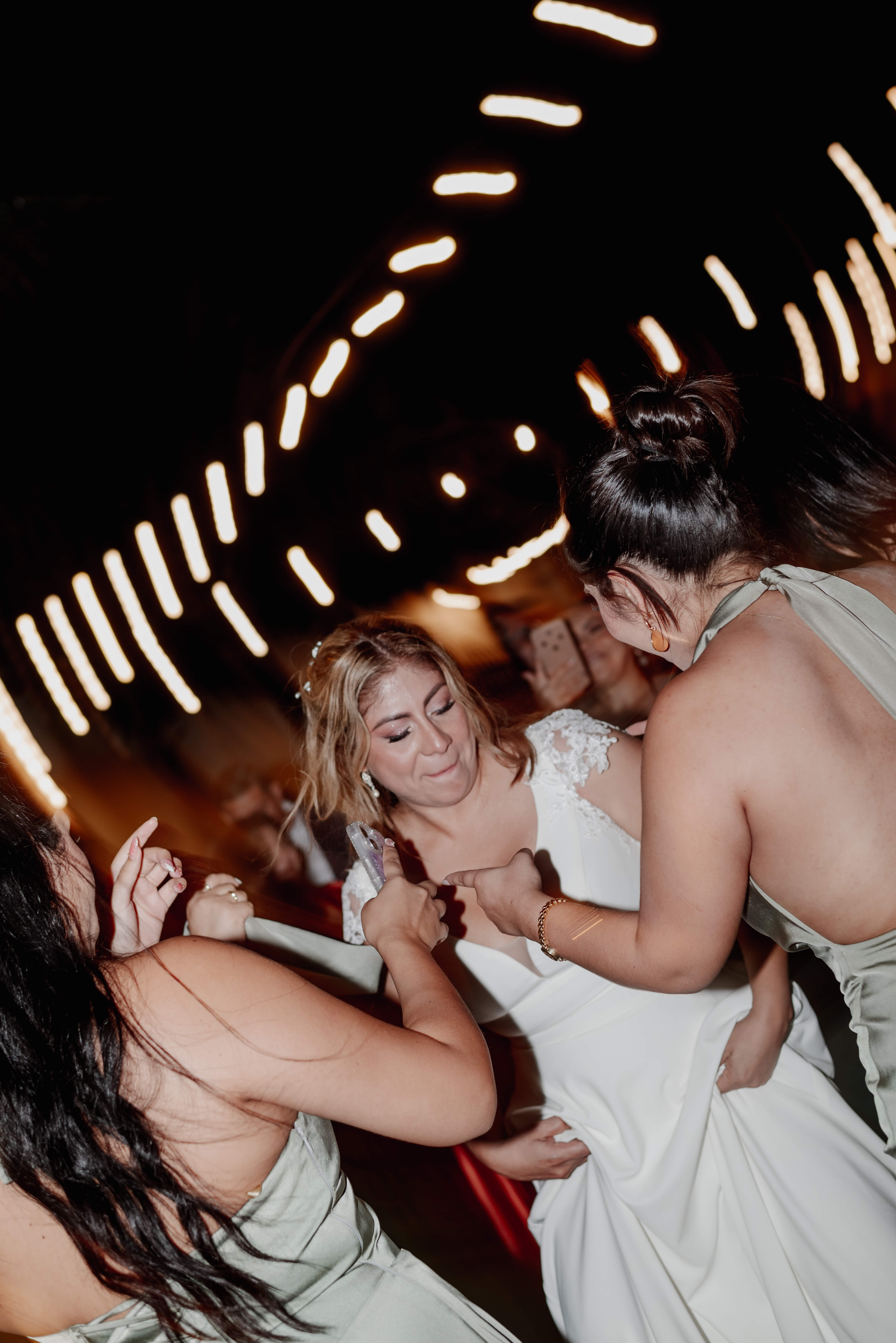 Ingrid baila y comparte con sus amigas durante la celebración de su boda.