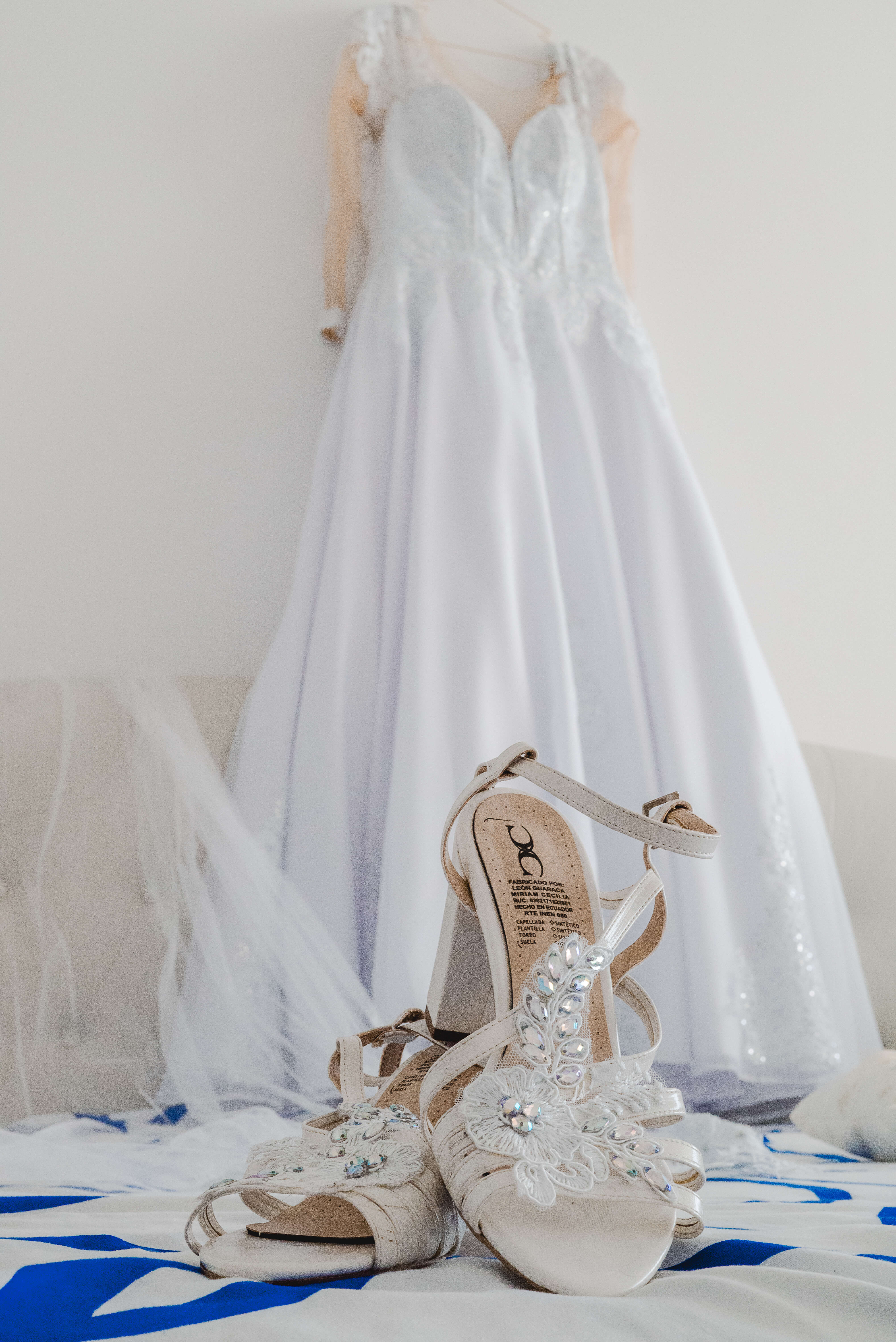 El vestido de novia de Kattya junto a sus zapatos, listos antes de la ceremonia.