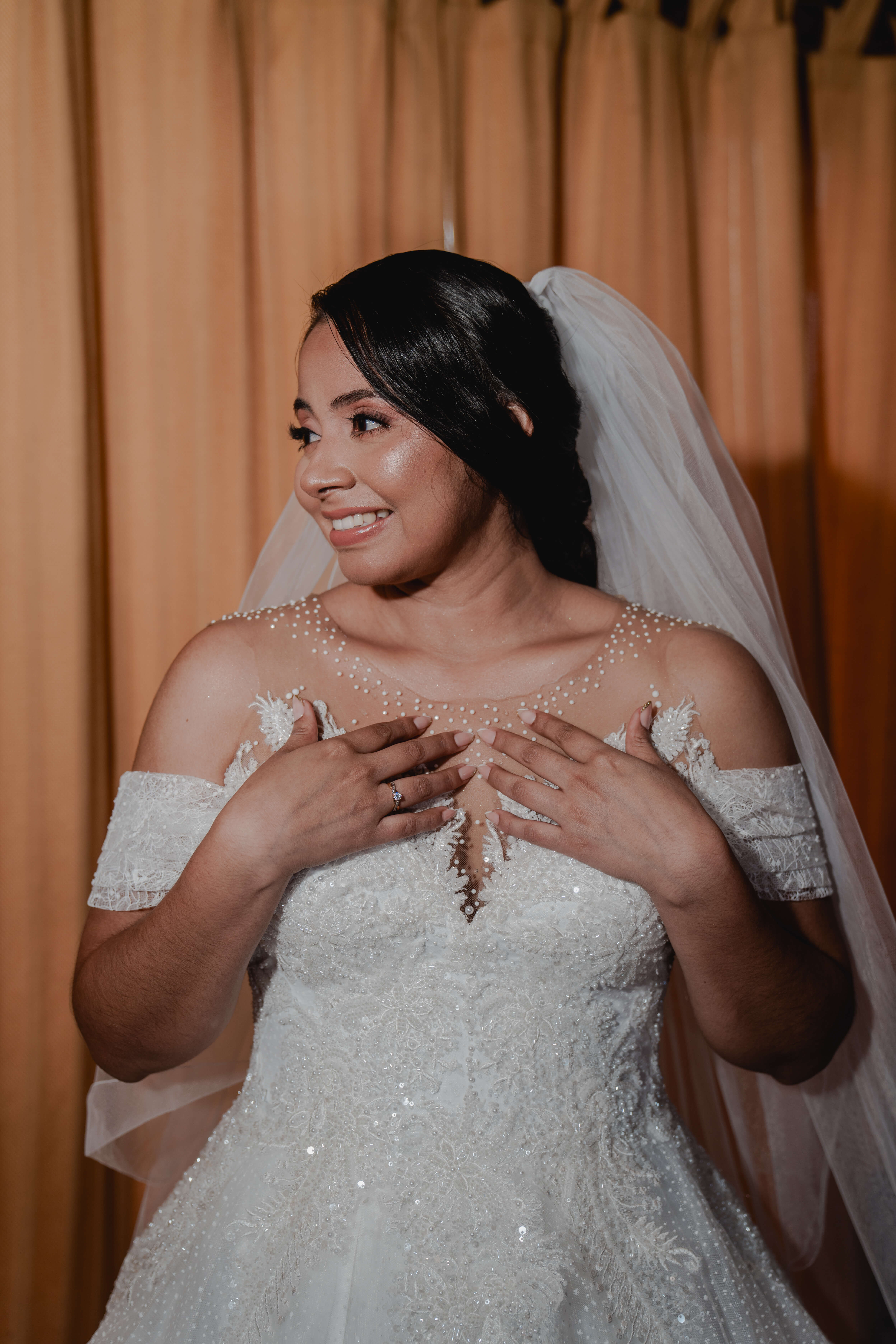 Detalle del anillo de boda, símbolo de una promesa.