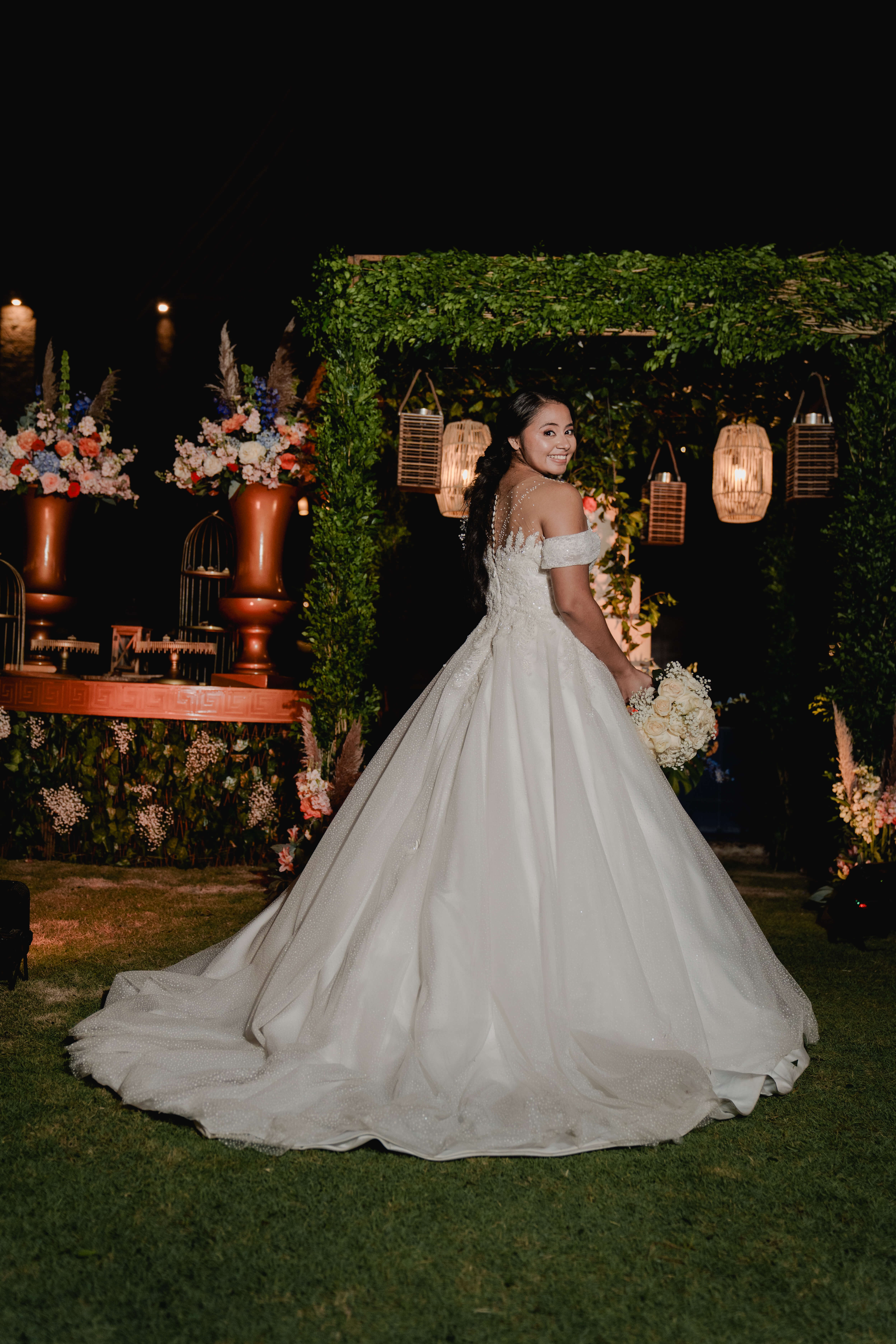 La novia sosteniendo el ramo antes del sí en su boda.
