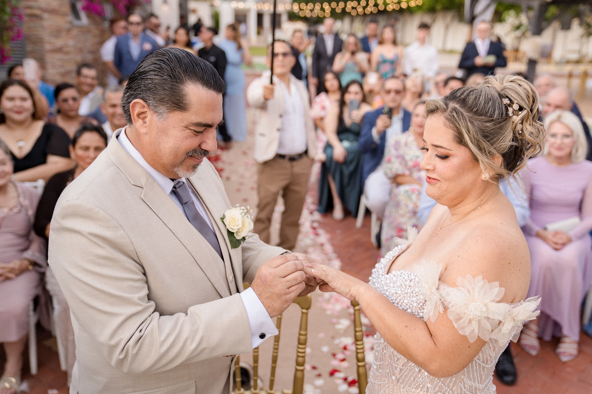 Una boda cinematográfica con un estilo elegante y romántico en la playa general villamil playas.
