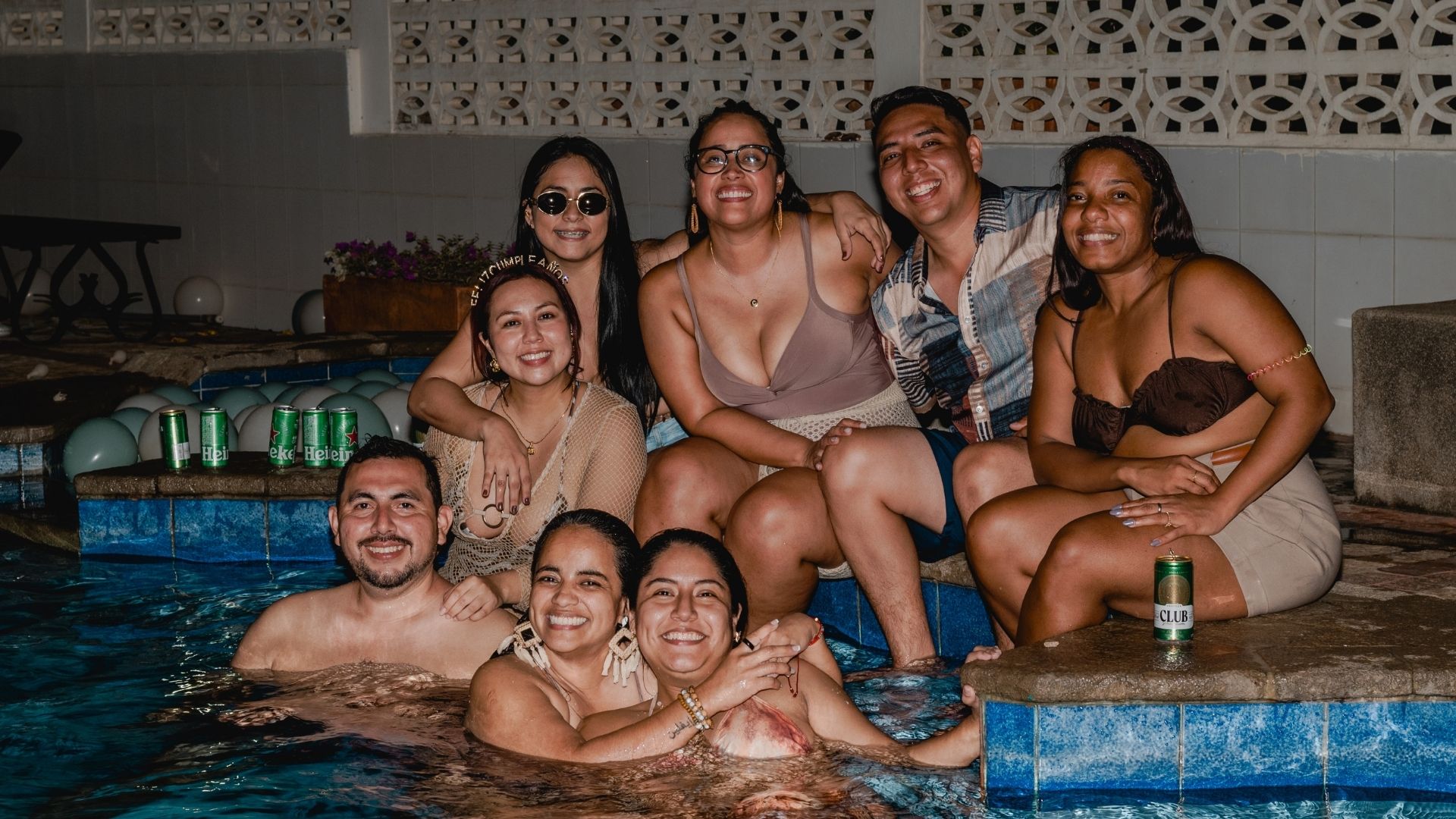 Fotografía grupal de celebración entre amigos en locación privada de General Villamil Playas.