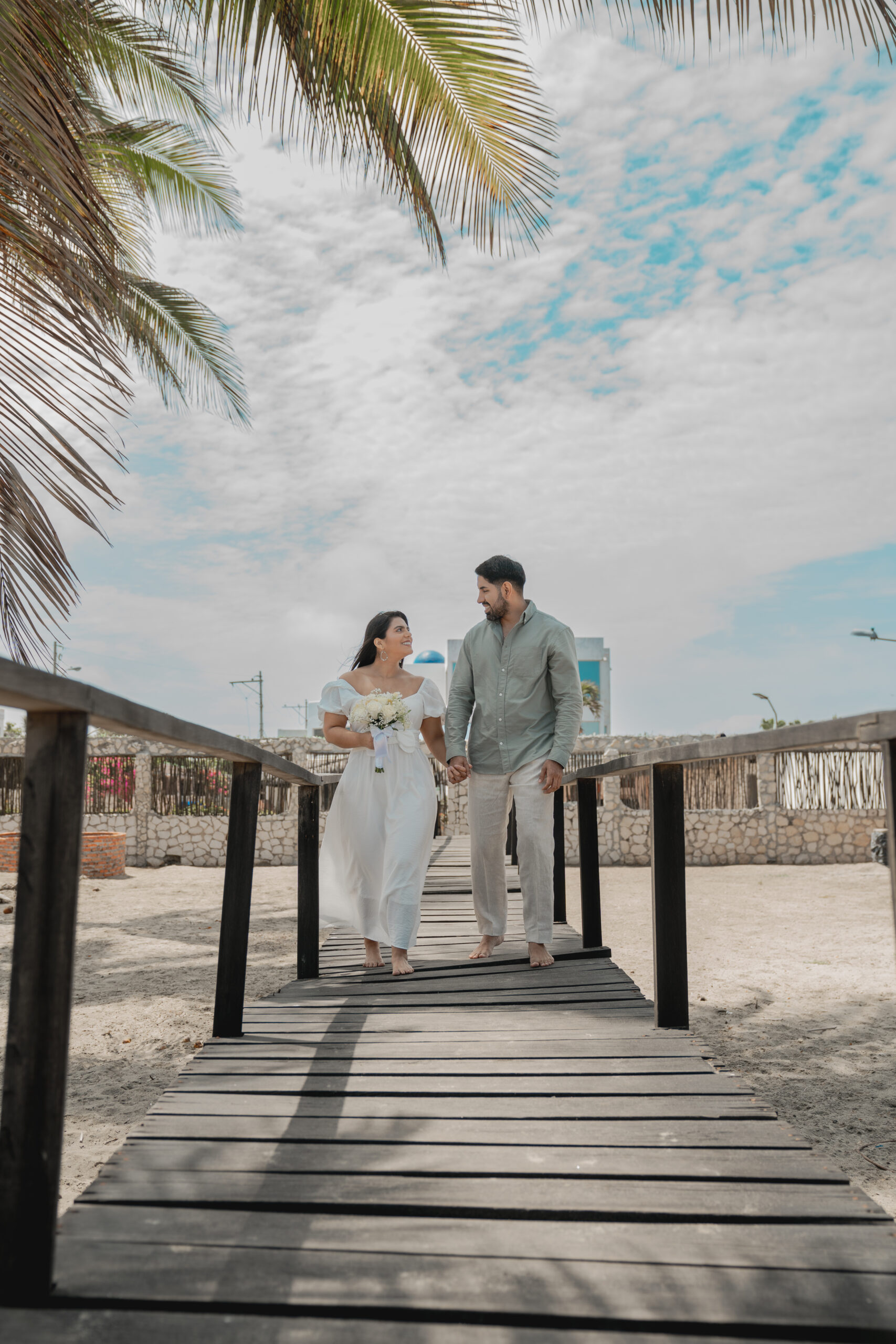 Juan y Shirley caminando juntos por la playa