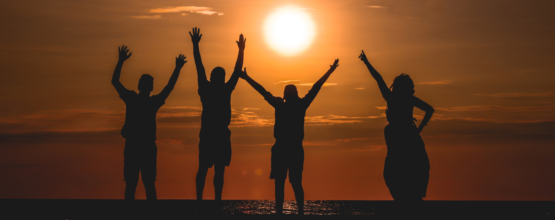 Familia Guevara disfrutando del atardecer en Playas, Ecuador.