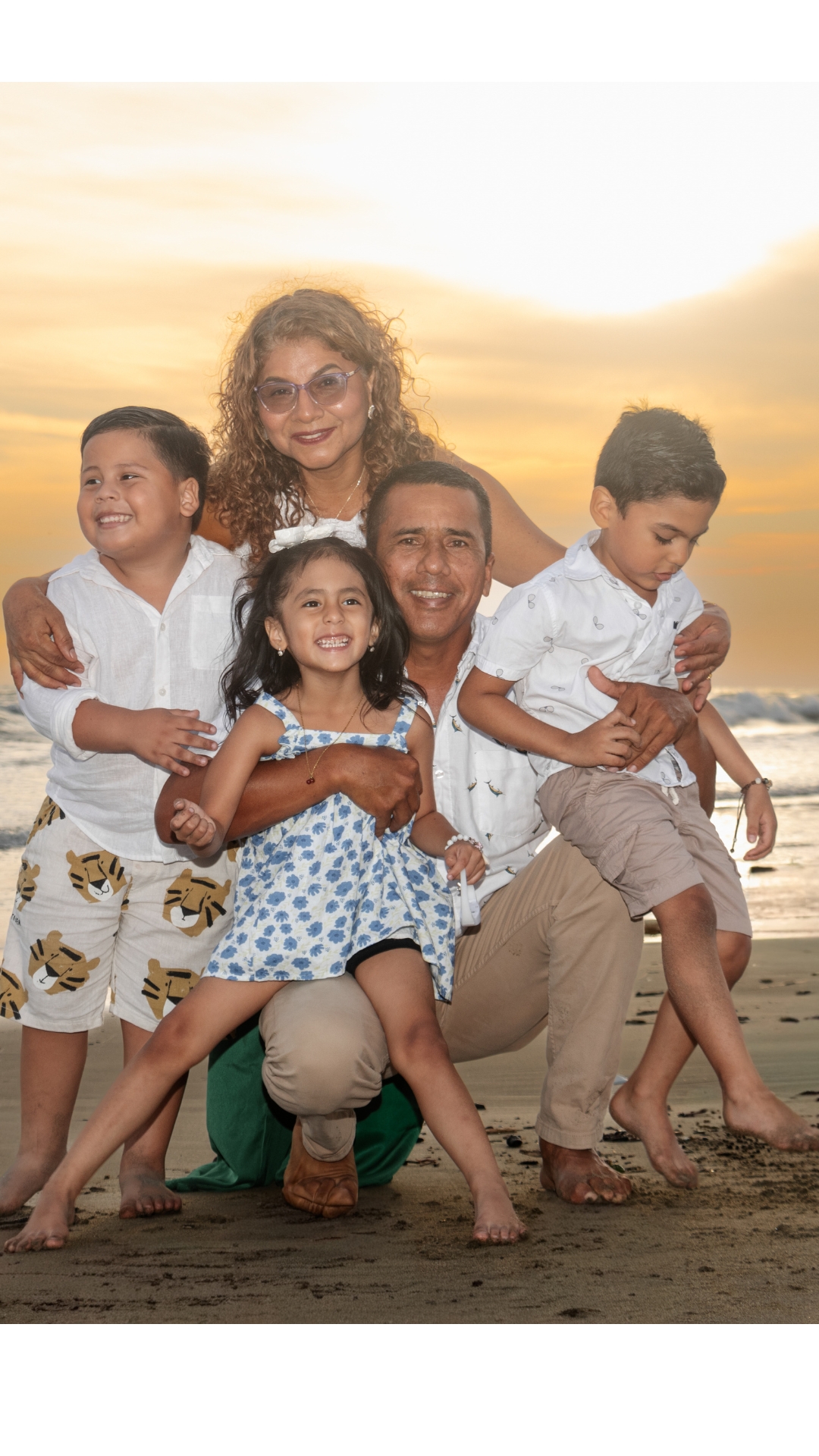 Fotografía de sesión vertical de familia, creación de recuerdos inolvidables.