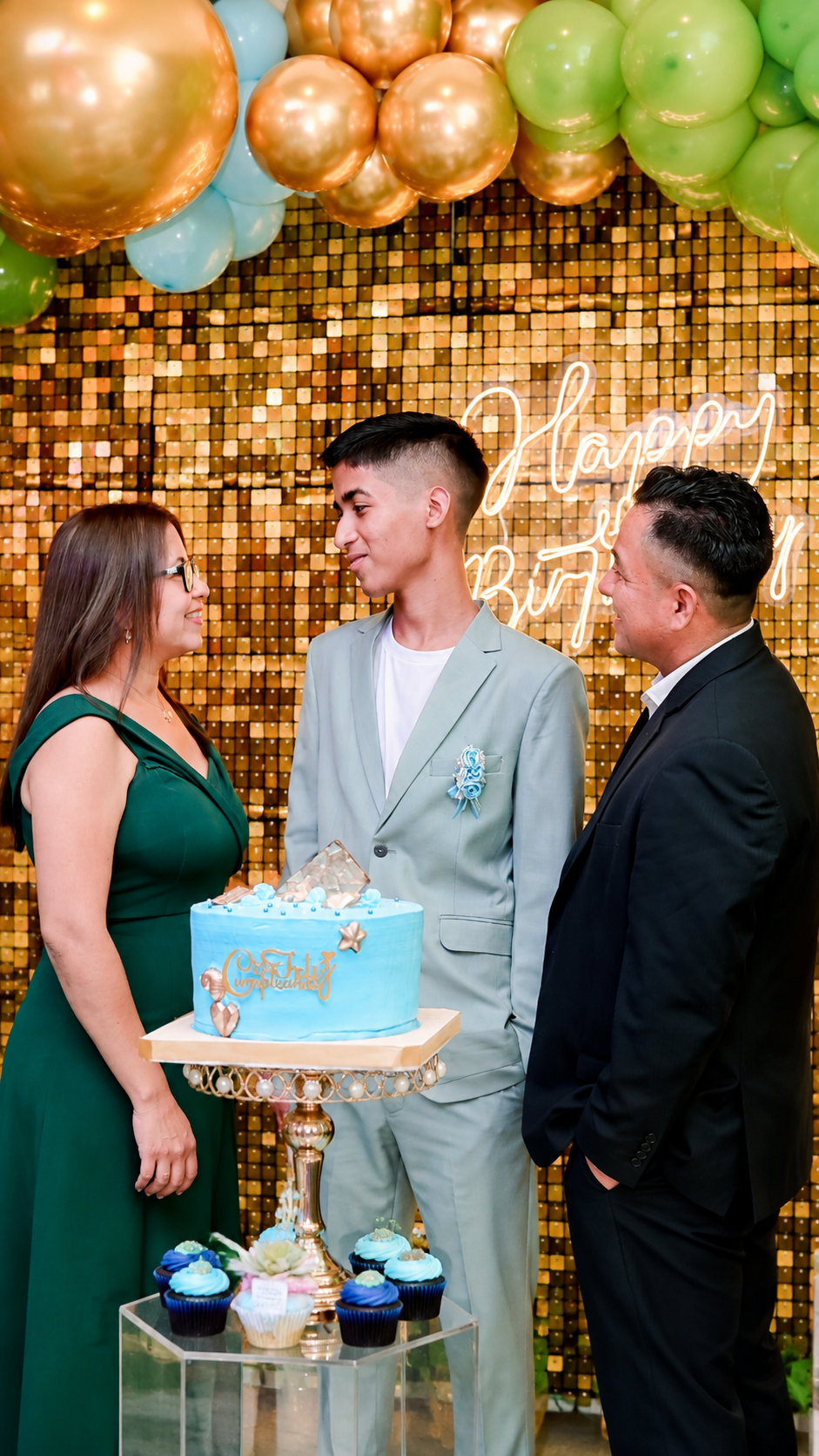 Josué junto a sus padres frente a la decoración de sus XV y el pastel de cumpleaños.