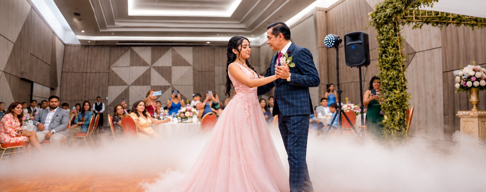 Mirelly bailando con su padre durante la celebración de sus XV años en Guayaquil, Ecuador.