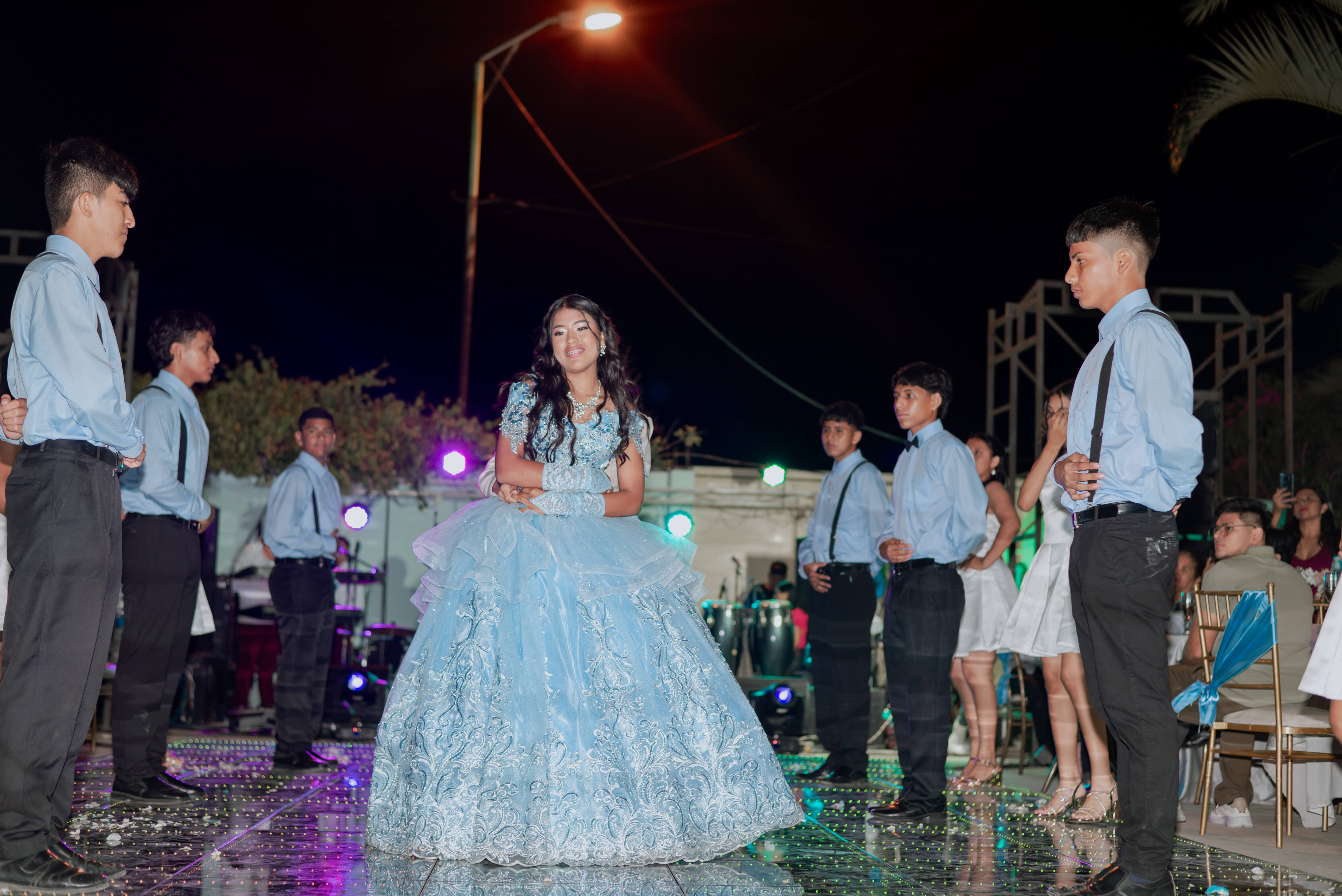 Una joven vibrante con un traje de baño rosa celebrando su XV en la playa, reflejando su estilo fresco y moderno. General Villamil Playas.