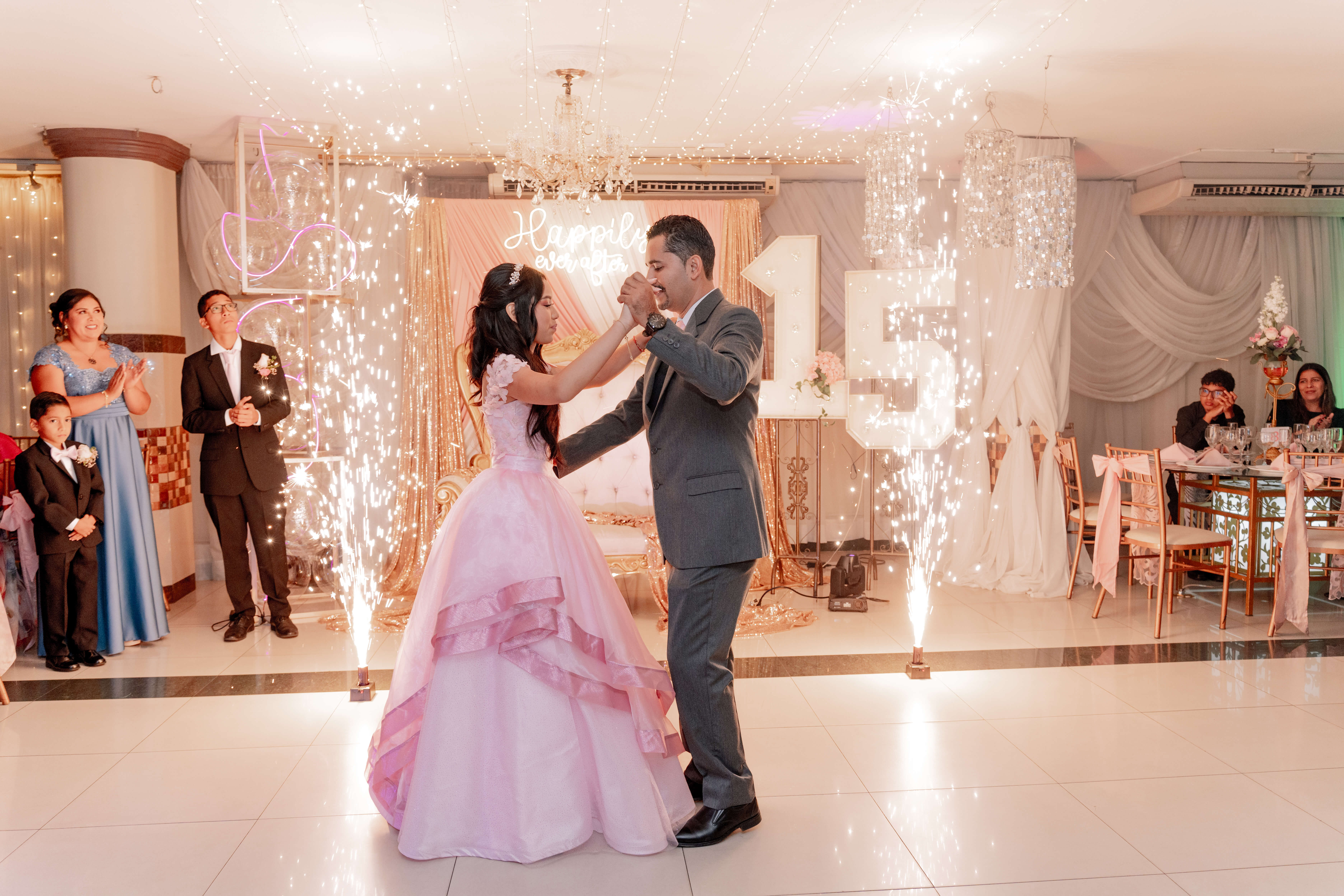 María Paula sonriendo felizmente en el centro del salón de eventos El Manantial en Guayaquil durante su fiesta de quince años.