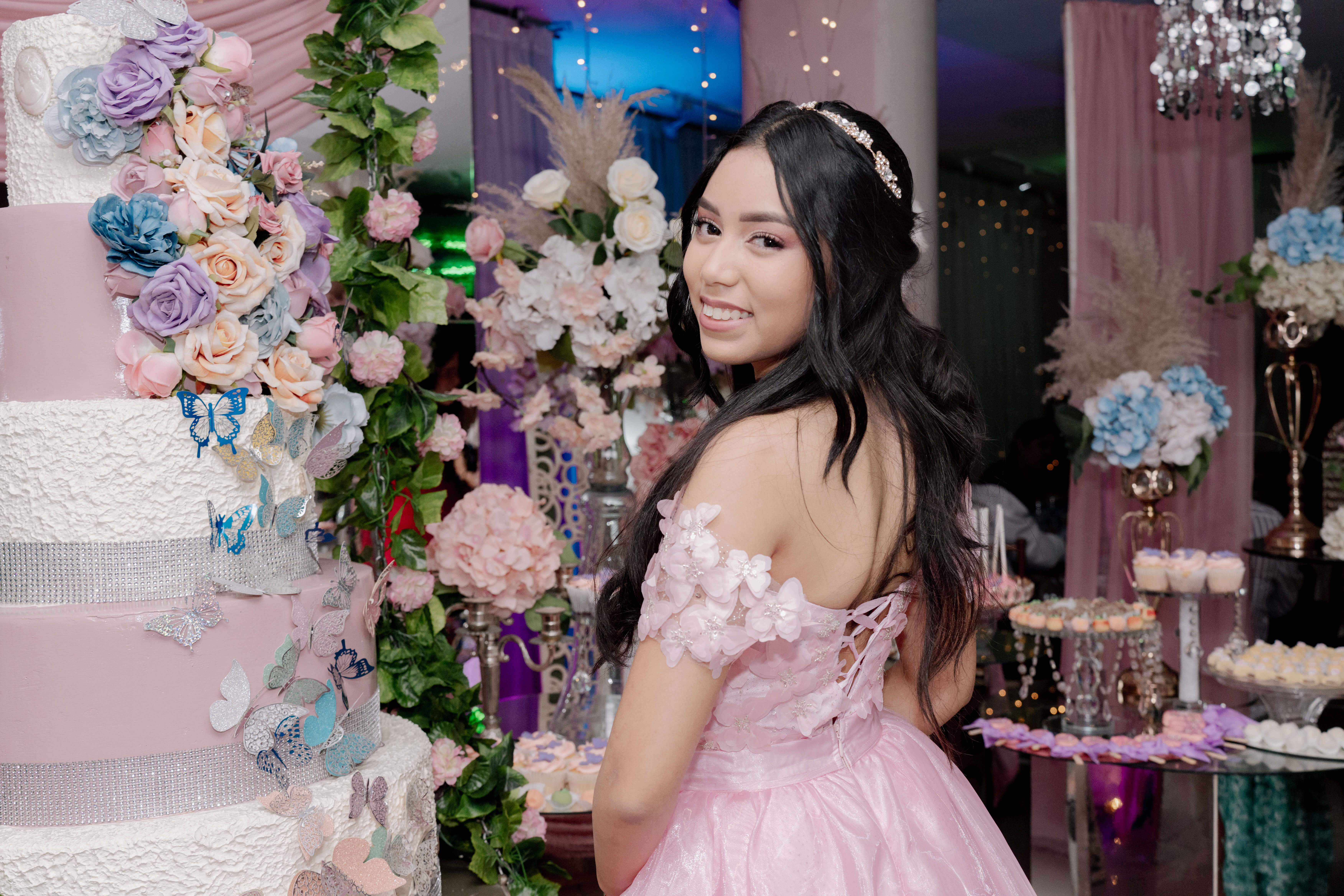 Retrato vertical de primer plano de la quinceañera María Paula luciendo su vestido de quince años en Guayaquil.