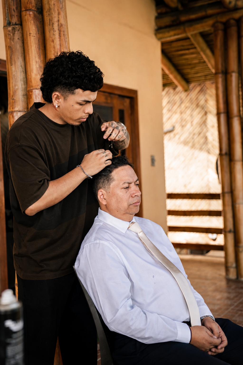 Estilista preparando al novio para una boda en Playas, Ecuador