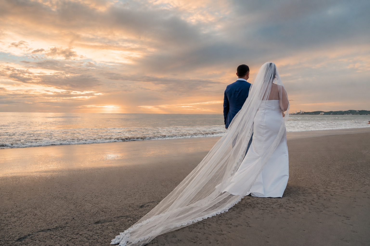 Pareja disfrutando de una boda de destino frente al mar en Playas, Ecuador