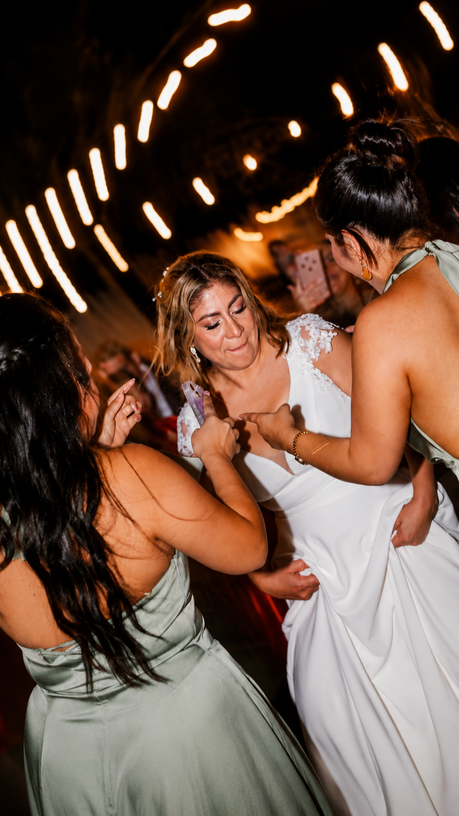Pareja celebrando su boda en Playas, Ecuador