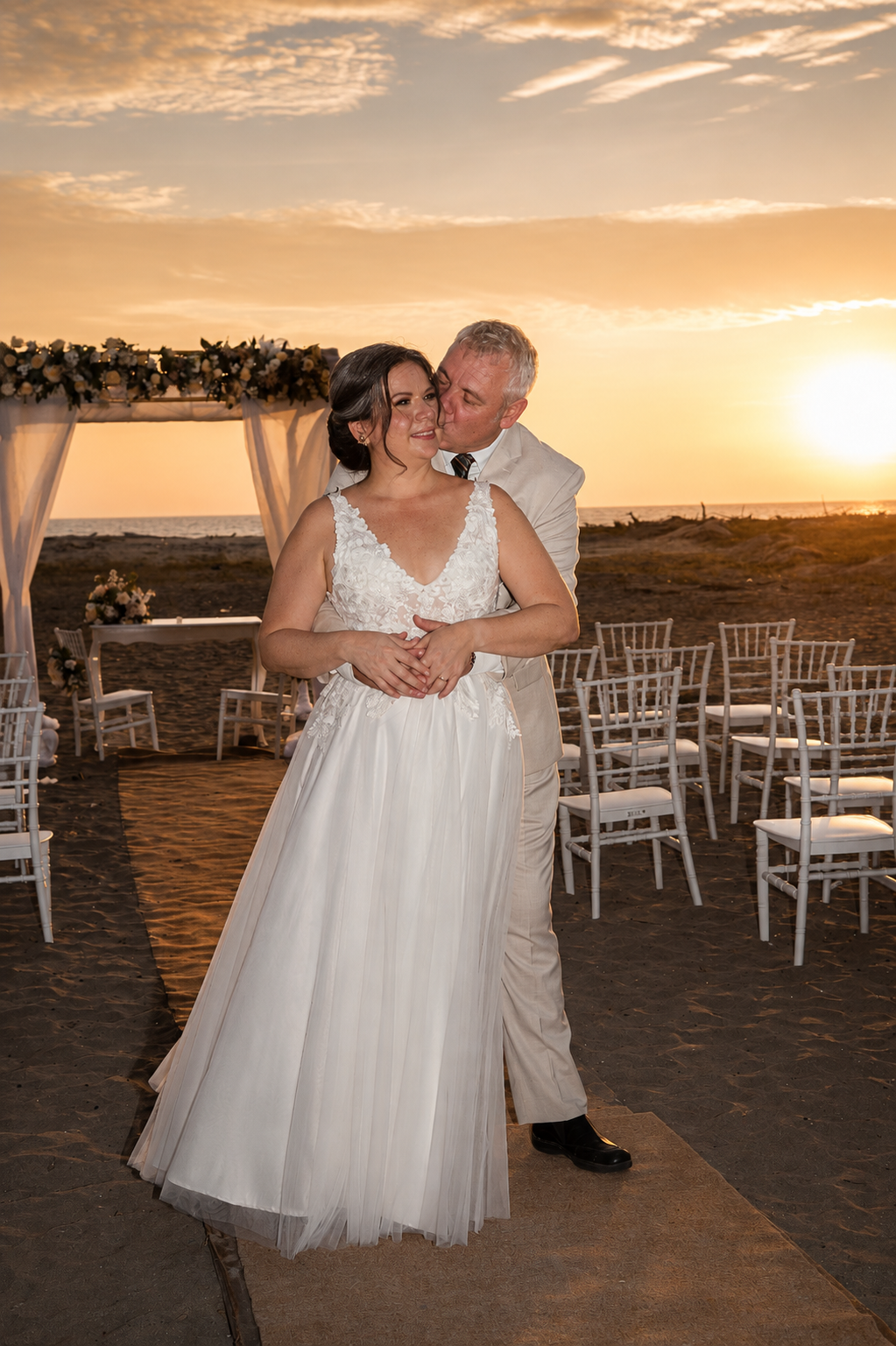 Pareja disfrutando de su boda frente al mar en Playas, Ecuador