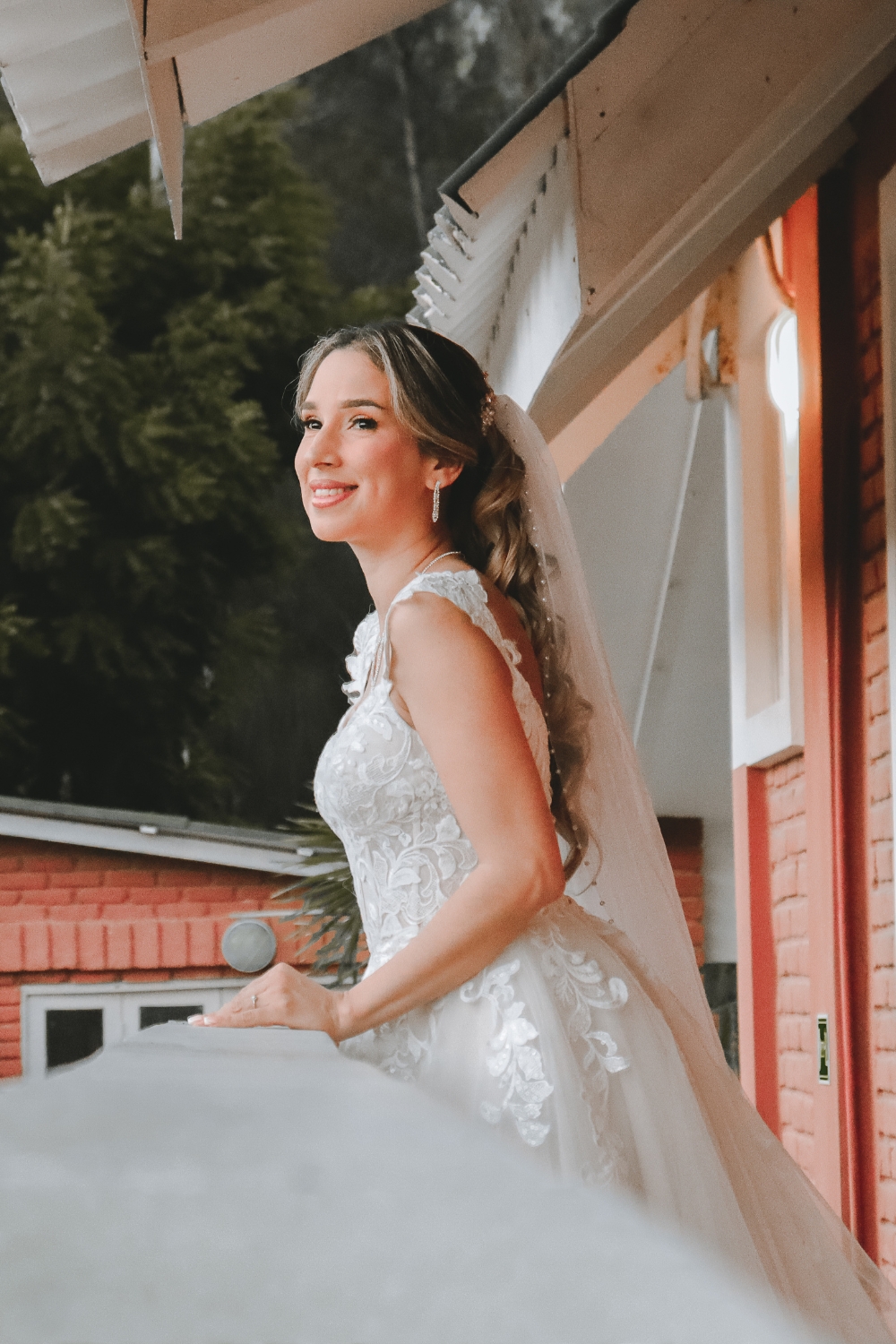 Novia relajada en preparativos de boda de destino en locación premium de Playas.