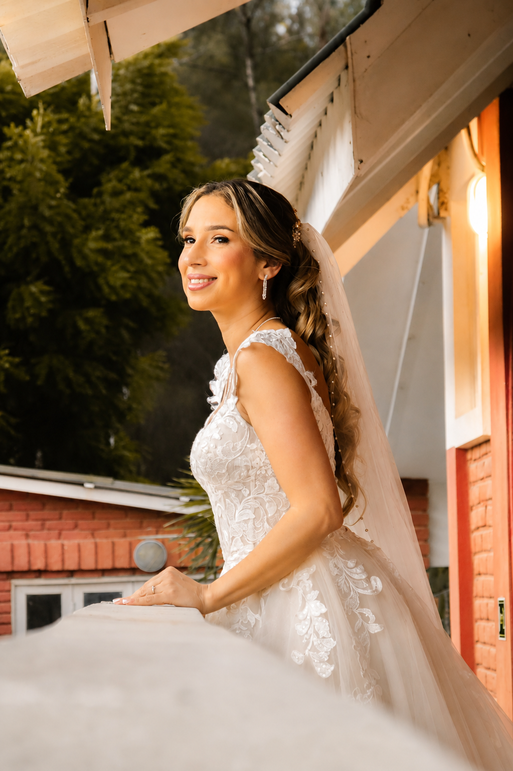 Novia relajada en preparativos de boda de destino en locación premium de Playas.