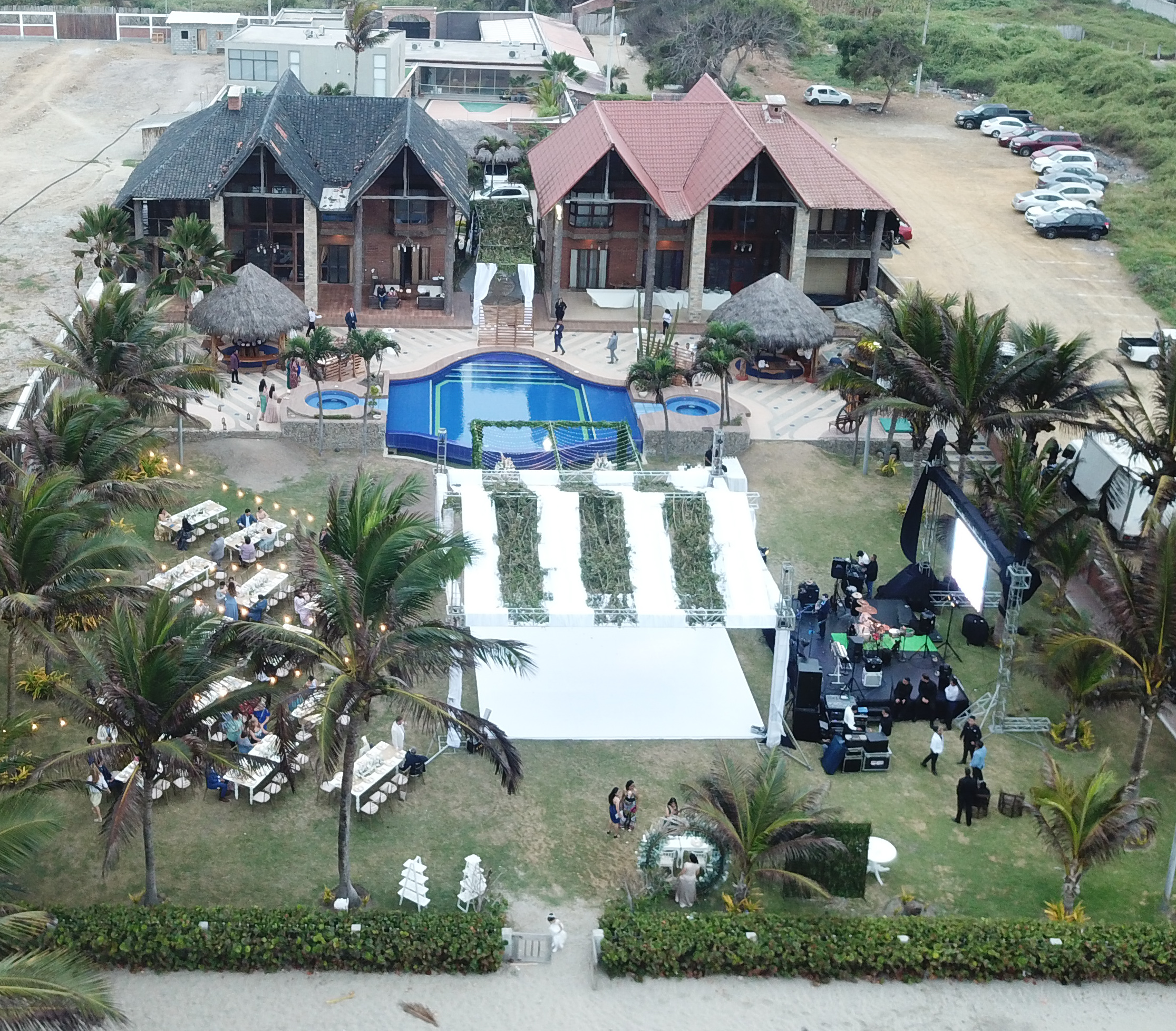 Vista aérea de gran escala de una boda de destino en villa privada de Playas, Ecuador, capturada por Ola Digital.