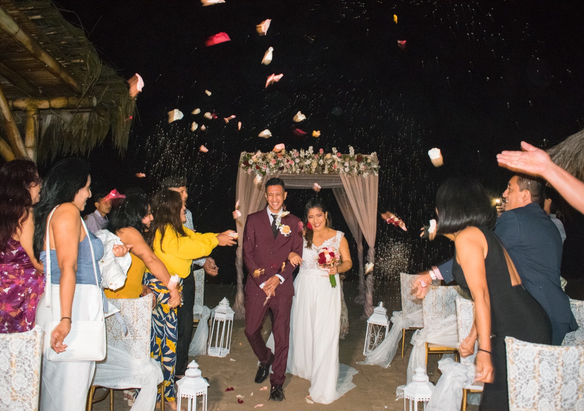 Novios saliendo junto a sus invitados