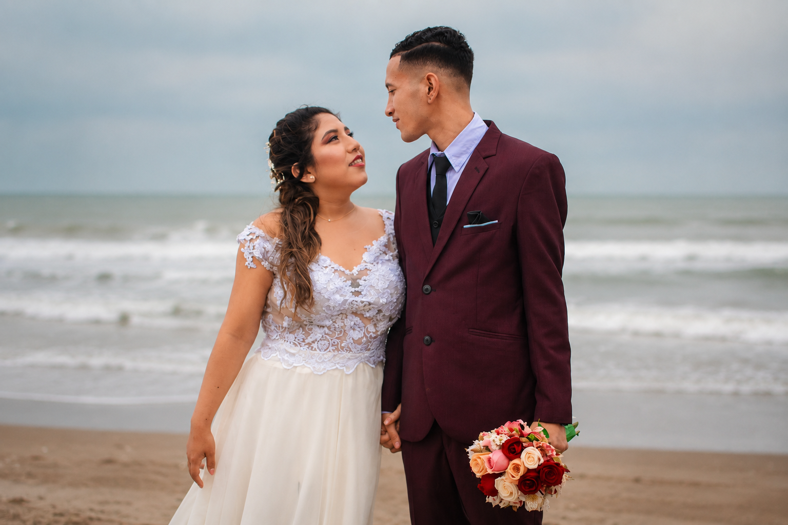 Pareja de novios en la playa
