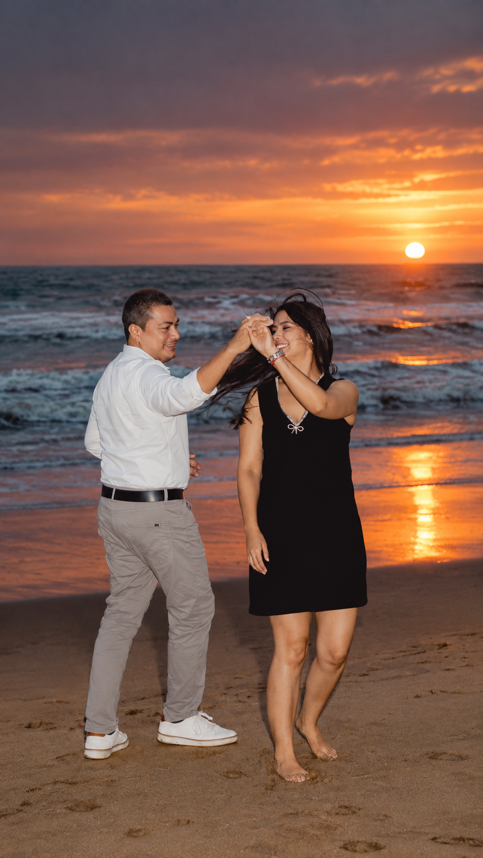 Raúl y María José bailando en la playa durante su pedida de mano