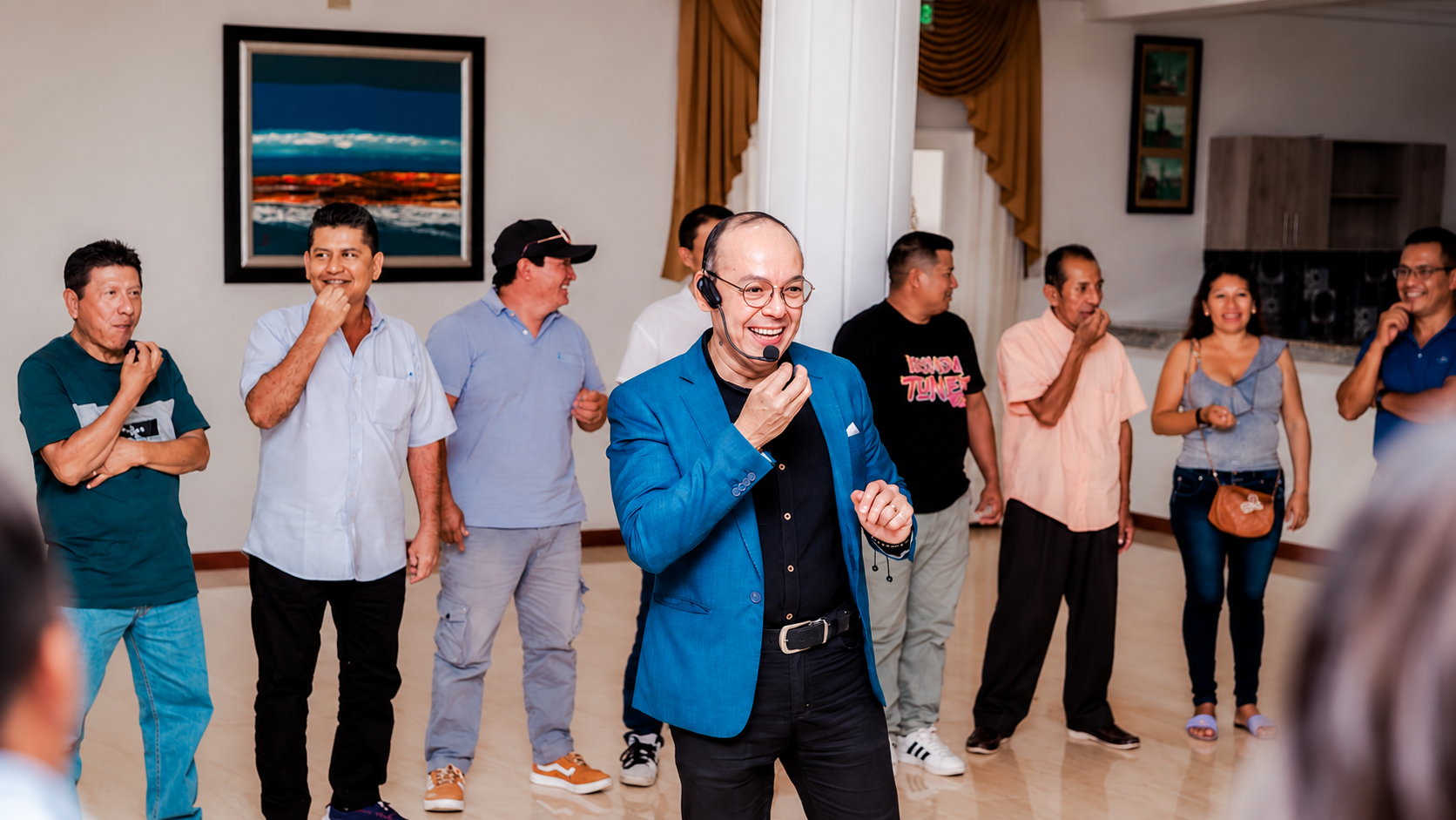 Cobertura profesional de evento corporativo con participantes y expositor