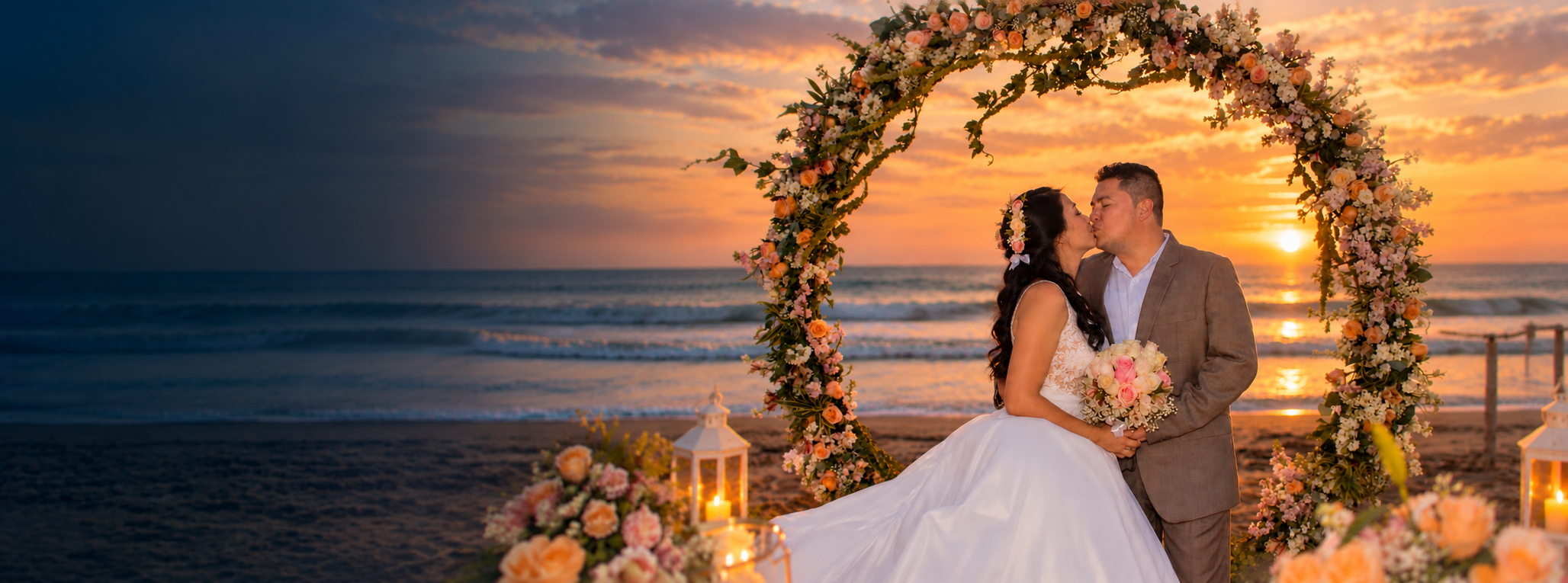Pareja recién casada frente al mar durante su boda en Playas